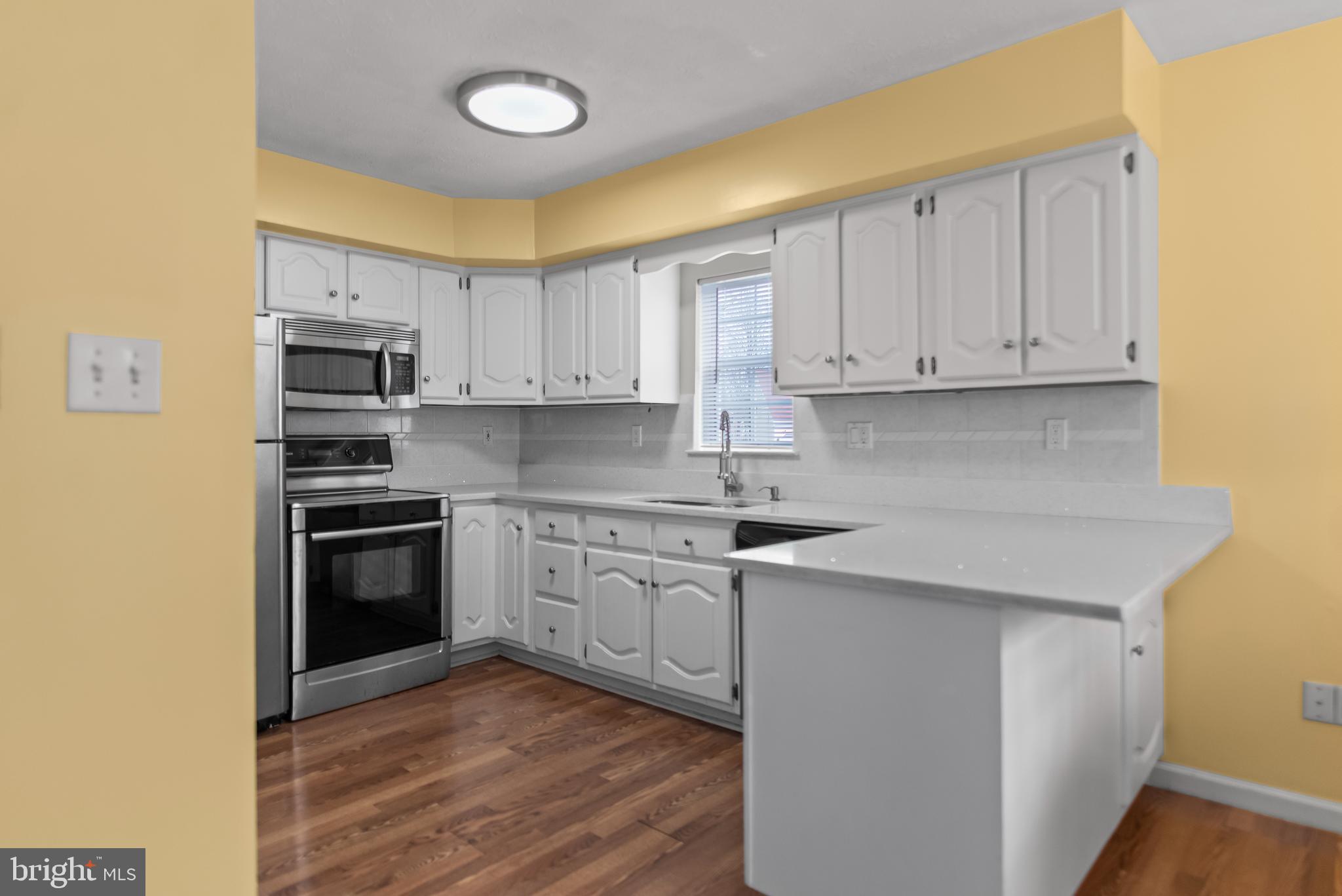 ST CHARLES HAMPSHIRE - Residential