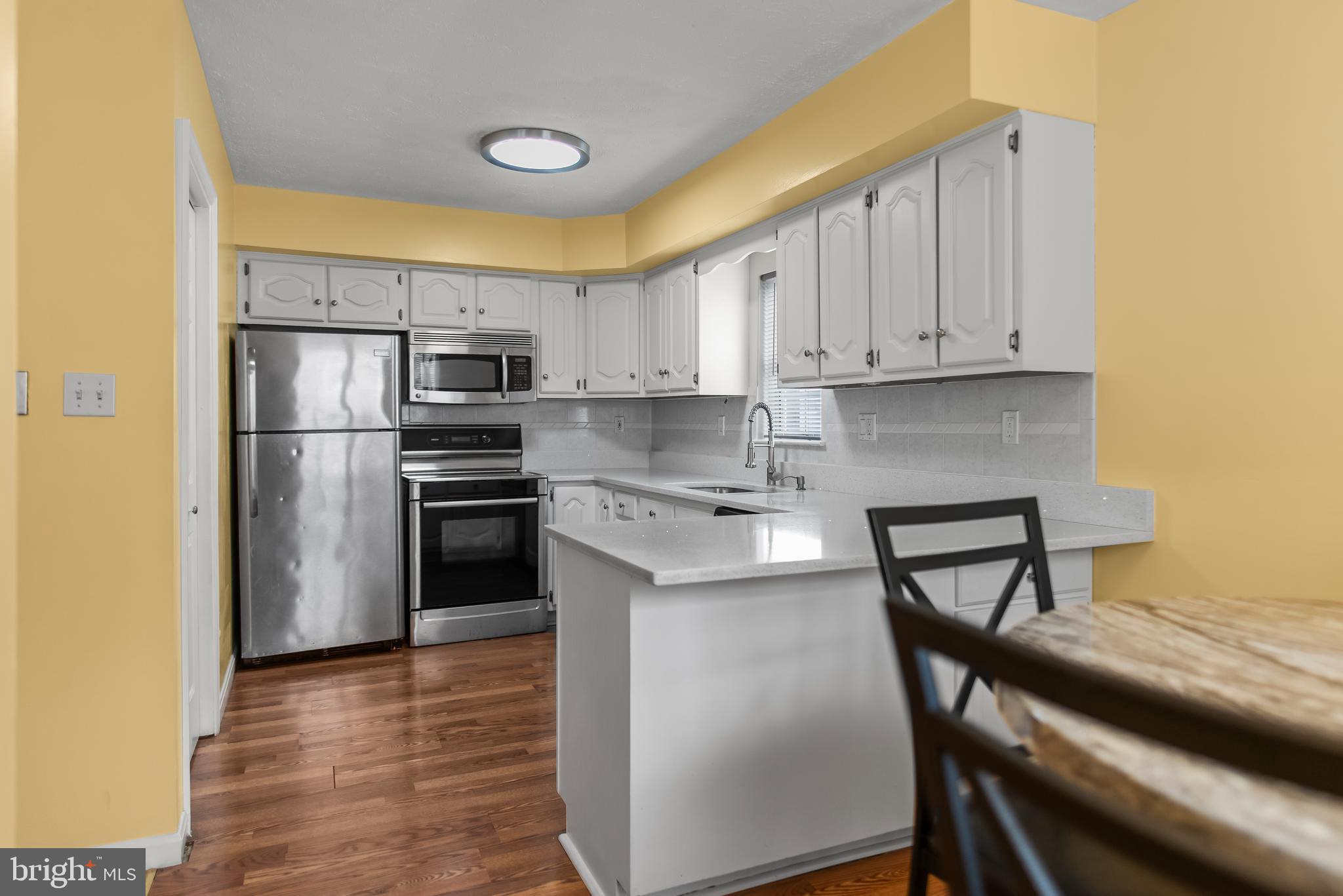 ST CHARLES HAMPSHIRE - Residential