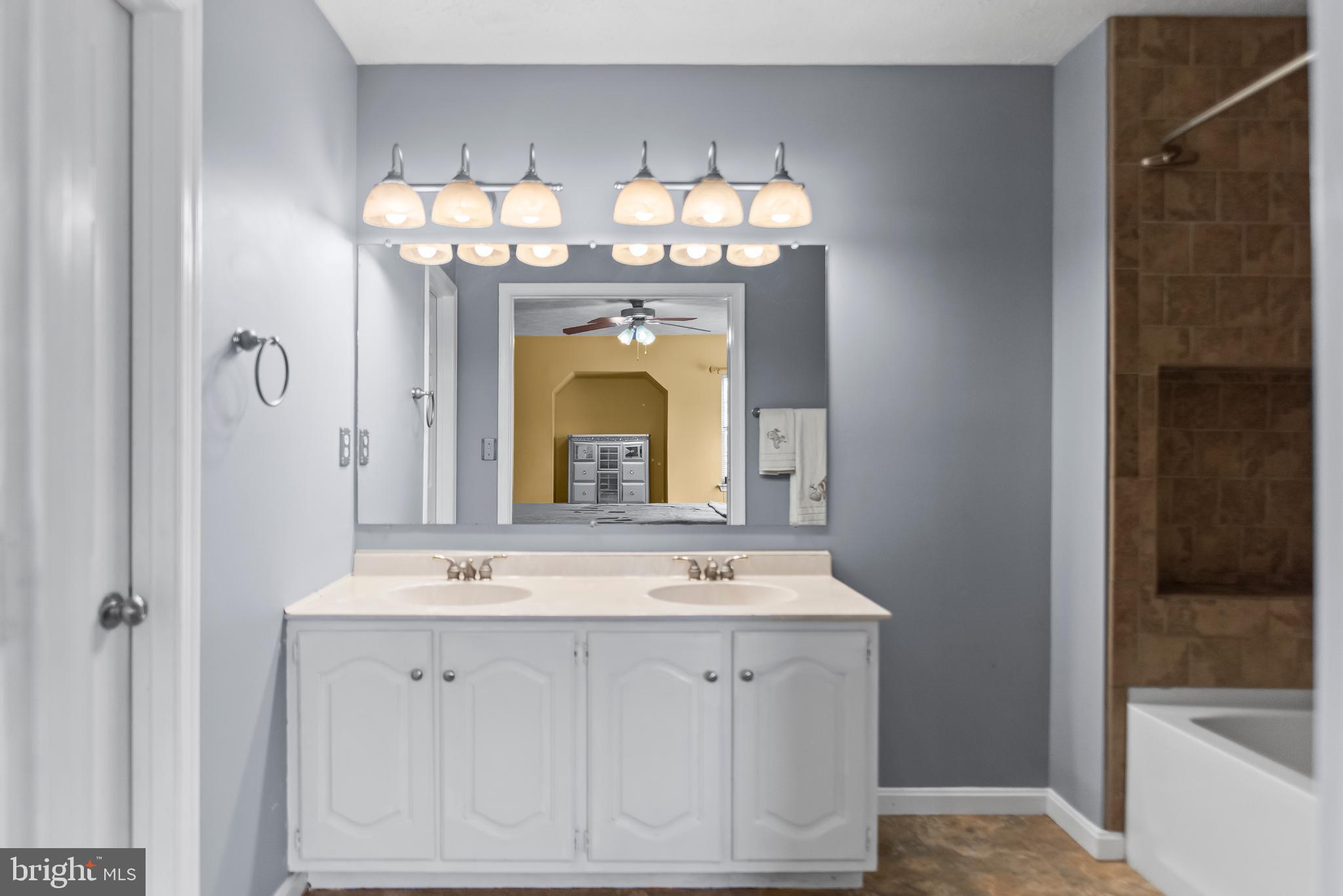 ST CHARLES HAMPSHIRE - Residential