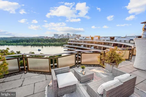 700 New Hampshire Avenue NW Unit 1518, Washington, DC MLS: DCDC2195934