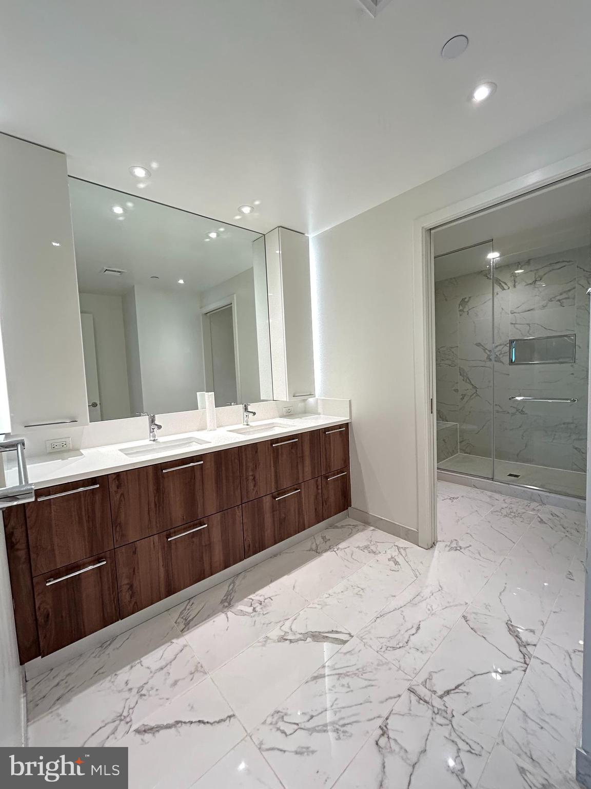 THE VERSE CONDO - Residential Lease