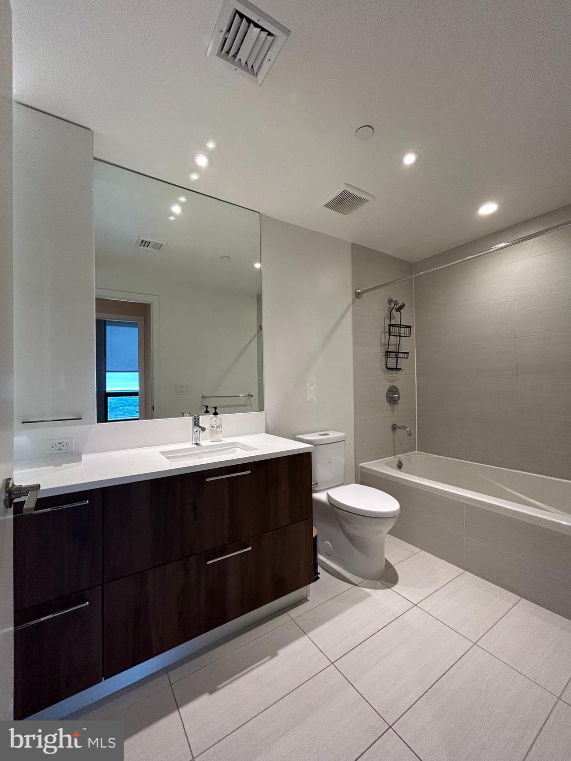 THE VERSE CONDO - Residential Lease