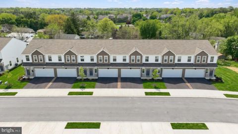 Homes For Sale - 7849 Oak Brook Drive<br/> HARRISBURG, PA 17112