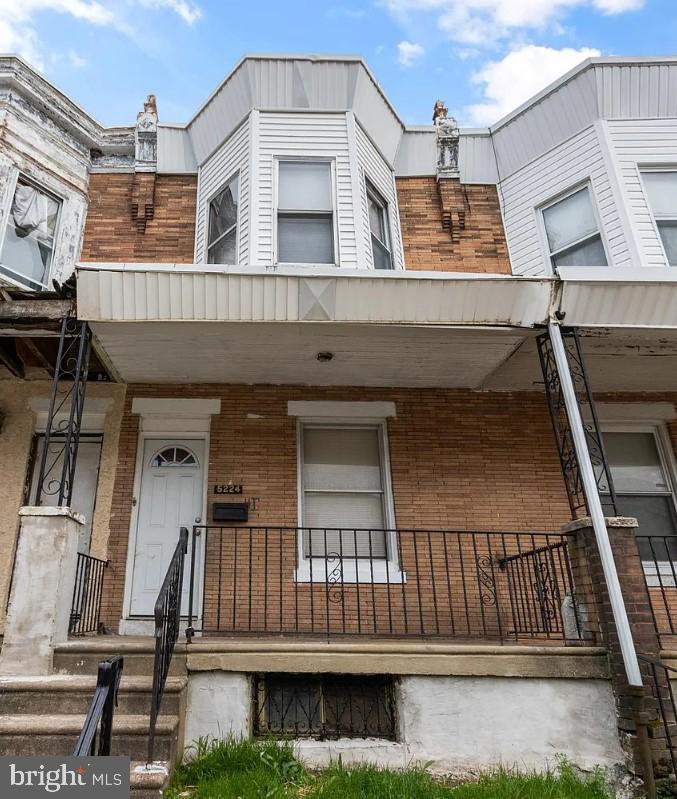 Nice townhouse situated on a quiet block, it takes several minutes to Malcolm X Memorial Park, and the public transportation on Baltimore Ave. First comes to you is the well-maintained front porch, providing a relax space. Entering the house, you will find a spacious living room and dining room combined, the kitchen with granite countertop. On second floor, there're three bedrooms and a full bathroom. The finished basement allows you to have more activities space or for storage.
It's a good chance for investment, don't miss it!
Currently tenant just move in, they have one year lease