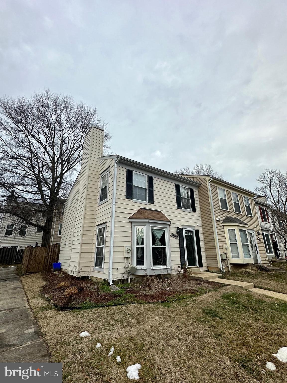 Great Place! Great Price! Great Location!
Enjoy this freshly painted and maintained 3 bedroom 2 1/2 bath end unit townhome! Large owners suite with full bath and walk in closet! Generous size living room with fireplace for those cold winter days! Enjoy the benefits of an end unit with private fenced in back yard and tons of extra parking. Community pool right across the street! Great summer time fun!!