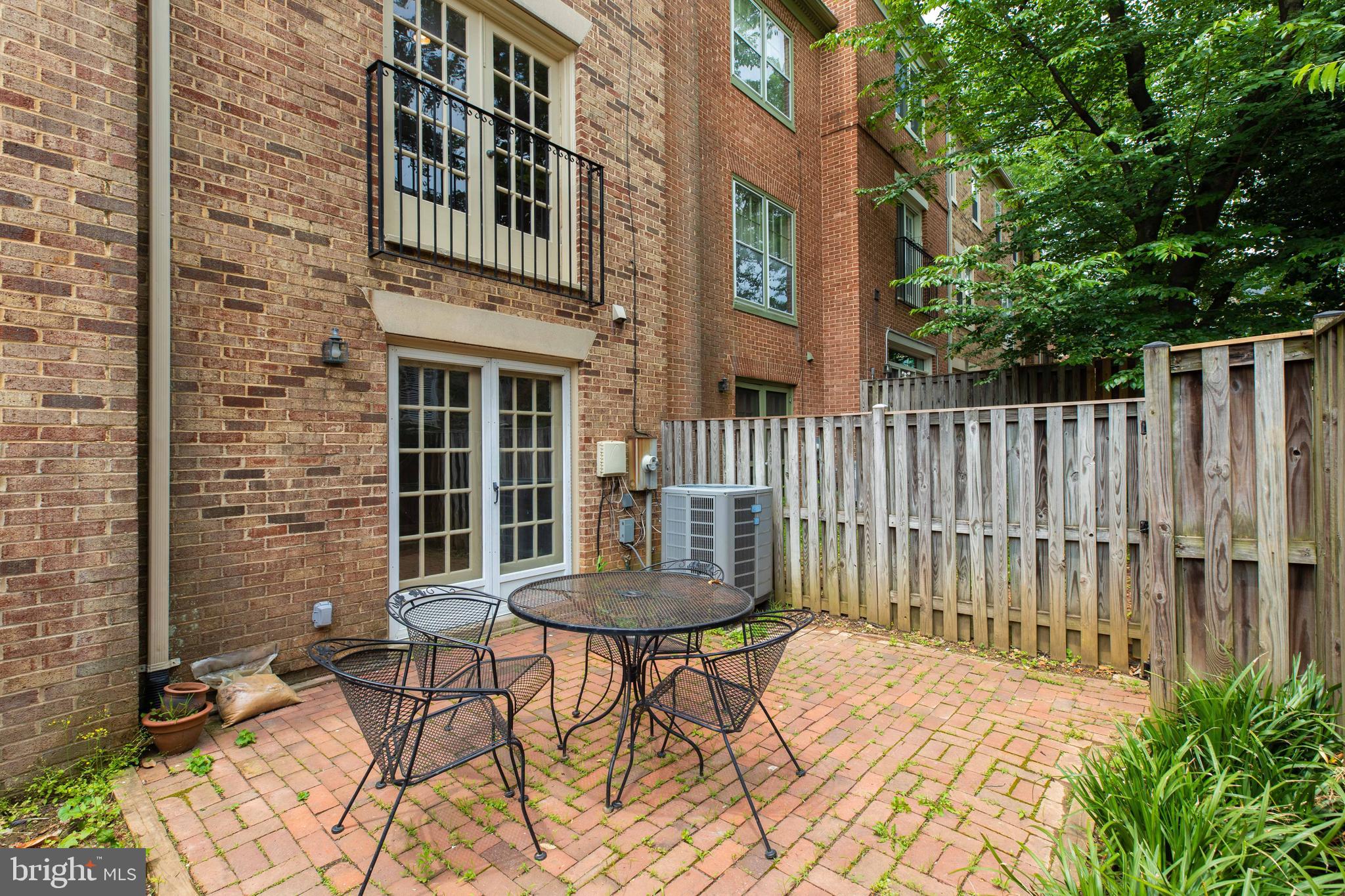 LAUREL MEWS - Residential Lease