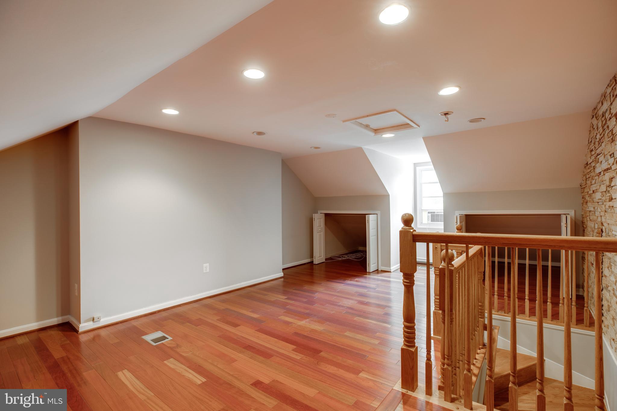 LAUREL MEWS - Residential Lease