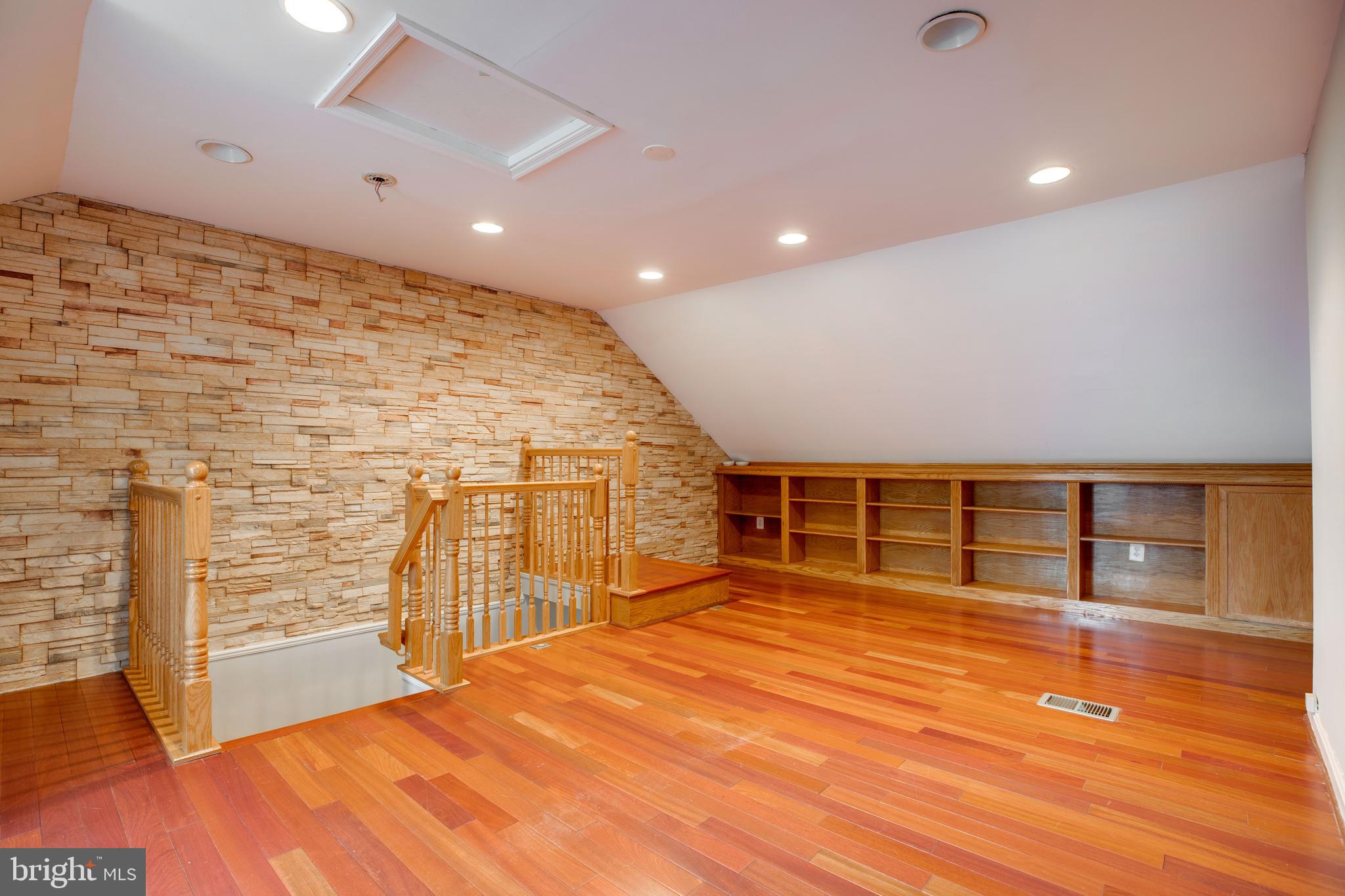 LAUREL MEWS - Residential Lease