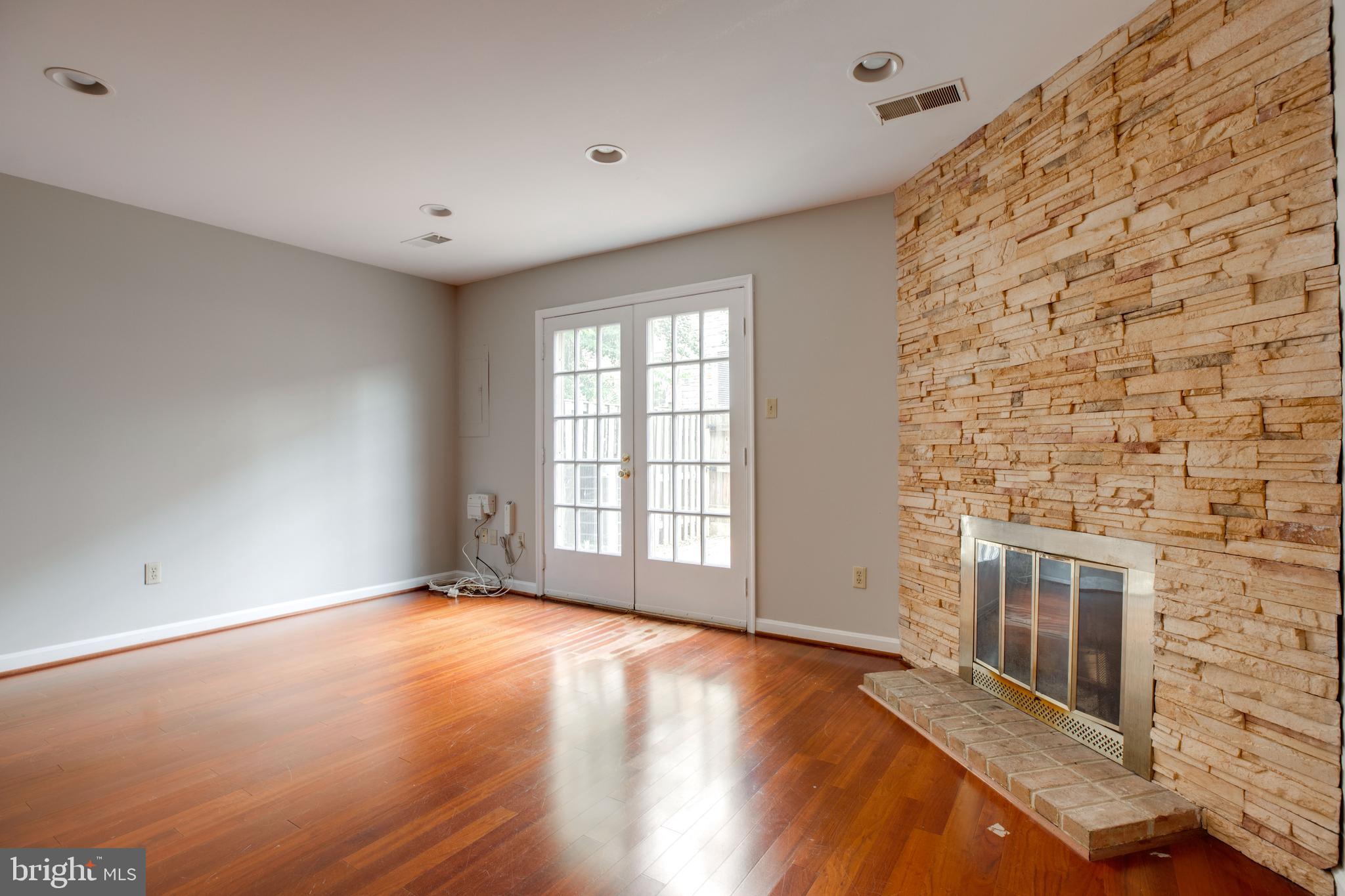 LAUREL MEWS - Residential Lease