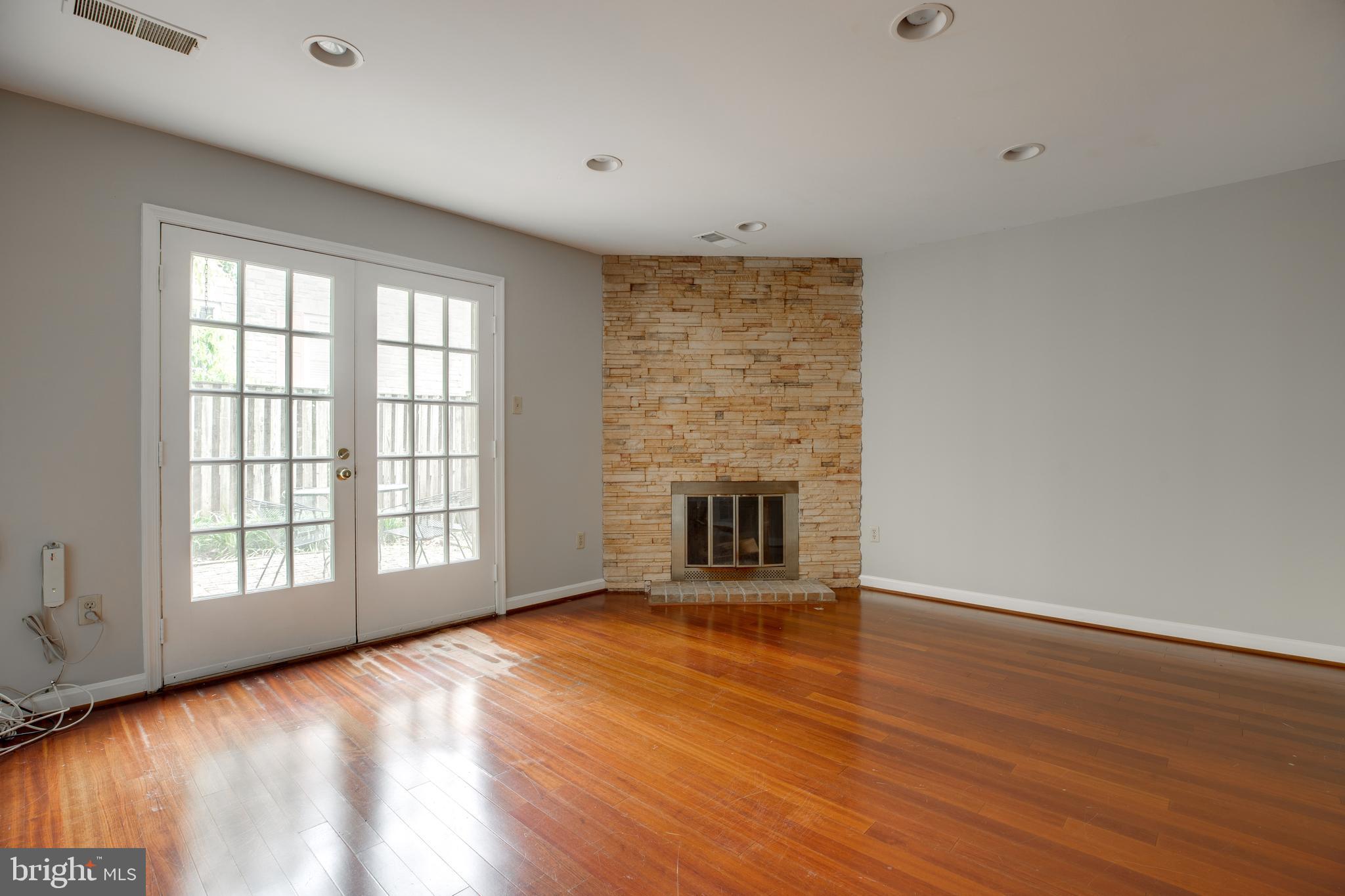 LAUREL MEWS - Residential Lease