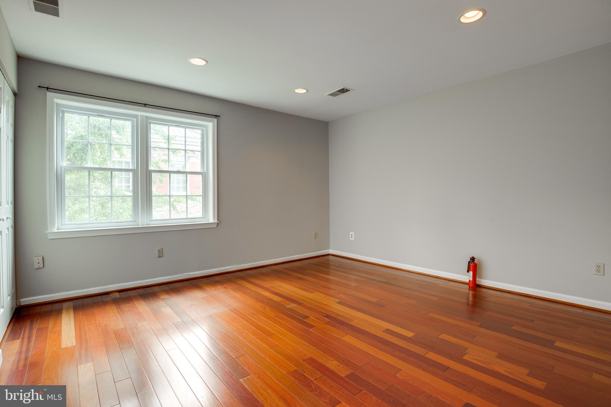 LAUREL MEWS - Residential Lease