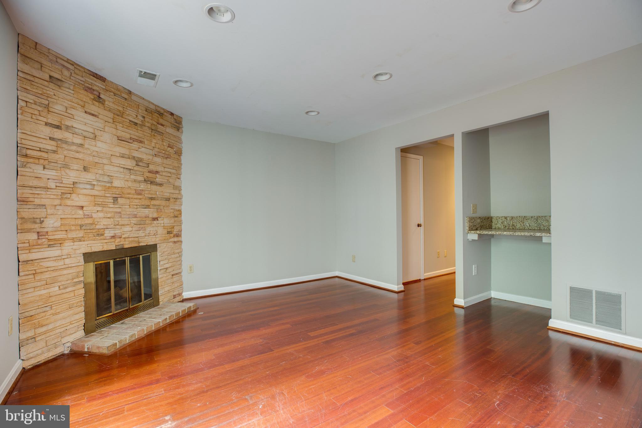 LAUREL MEWS - Residential Lease