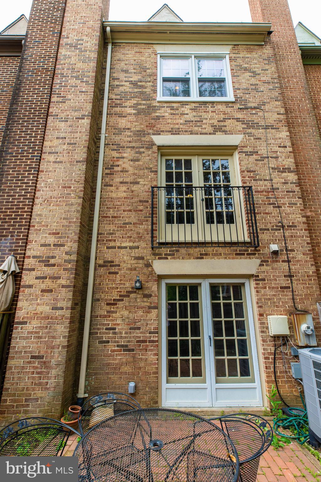 LAUREL MEWS - Residential Lease