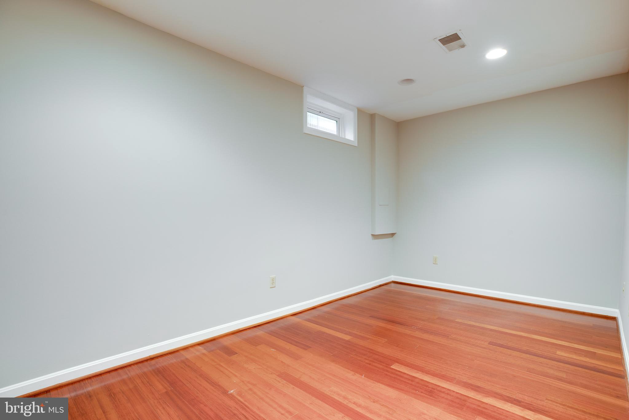 LAUREL MEWS - Residential Lease