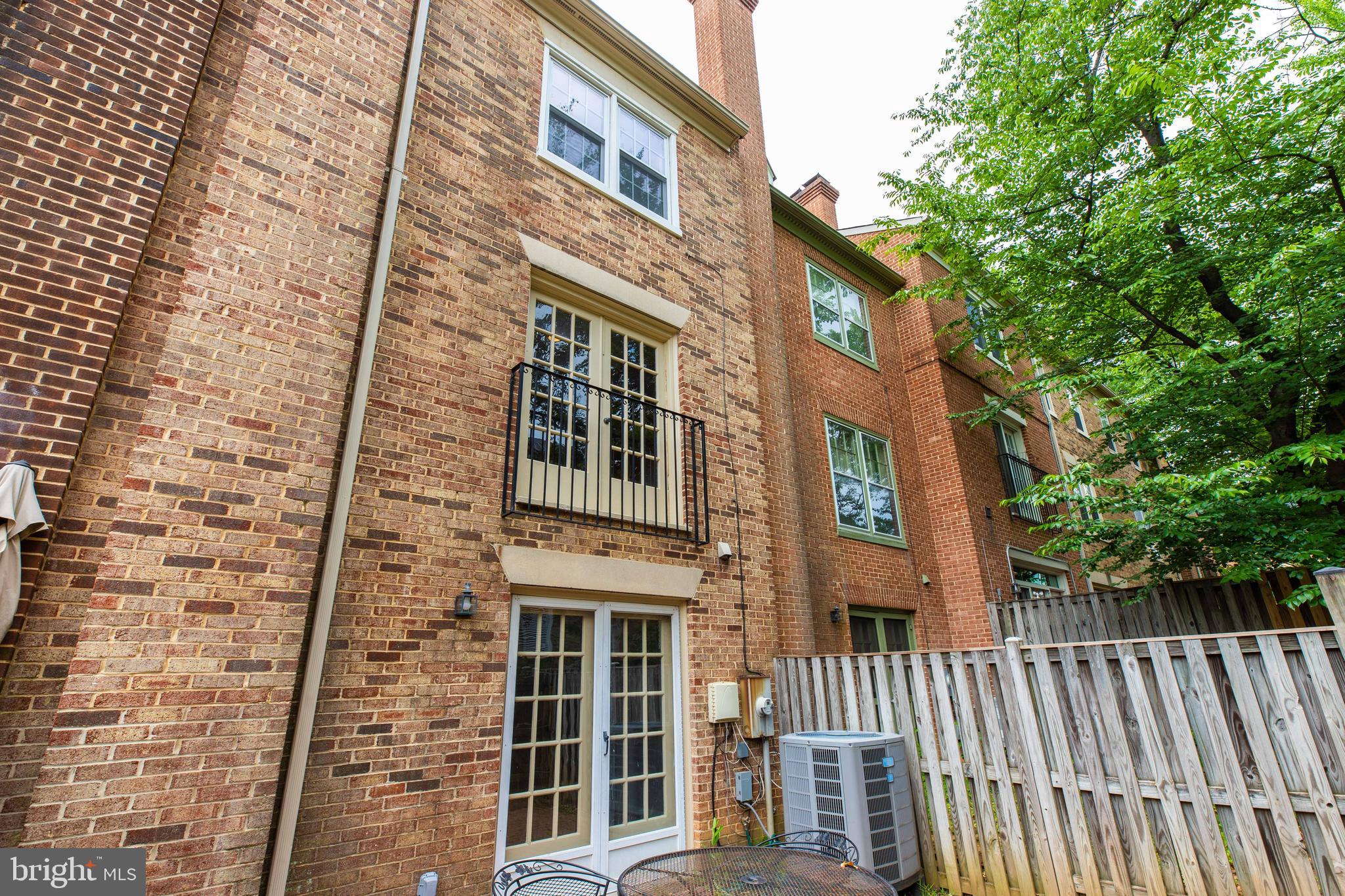 LAUREL MEWS - Residential Lease