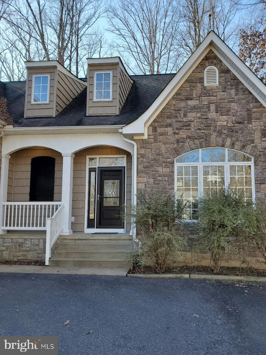 CUSTOM QUALITY BUILT GOLF COURSE HOME ON 9TH HOLE! DIRECTLY BEHIND PROSHOP EASY STROLL FOR DELICIOUS MEAL! GOURMET KIT W/GRANITE COUNTERS, SS APPLS, HARDWOOD FLS!  UPGRADES GALORE! MAIN FLOOR MASTER SUITE 2 WALK IN CLO. LRG BONUS RM OR 4TH BDRM OVER GARAGE. 2ND BDRM W/ PRIVATE BATH. CUSTOM LEVOLOR BLINDS THROUGHOUT!