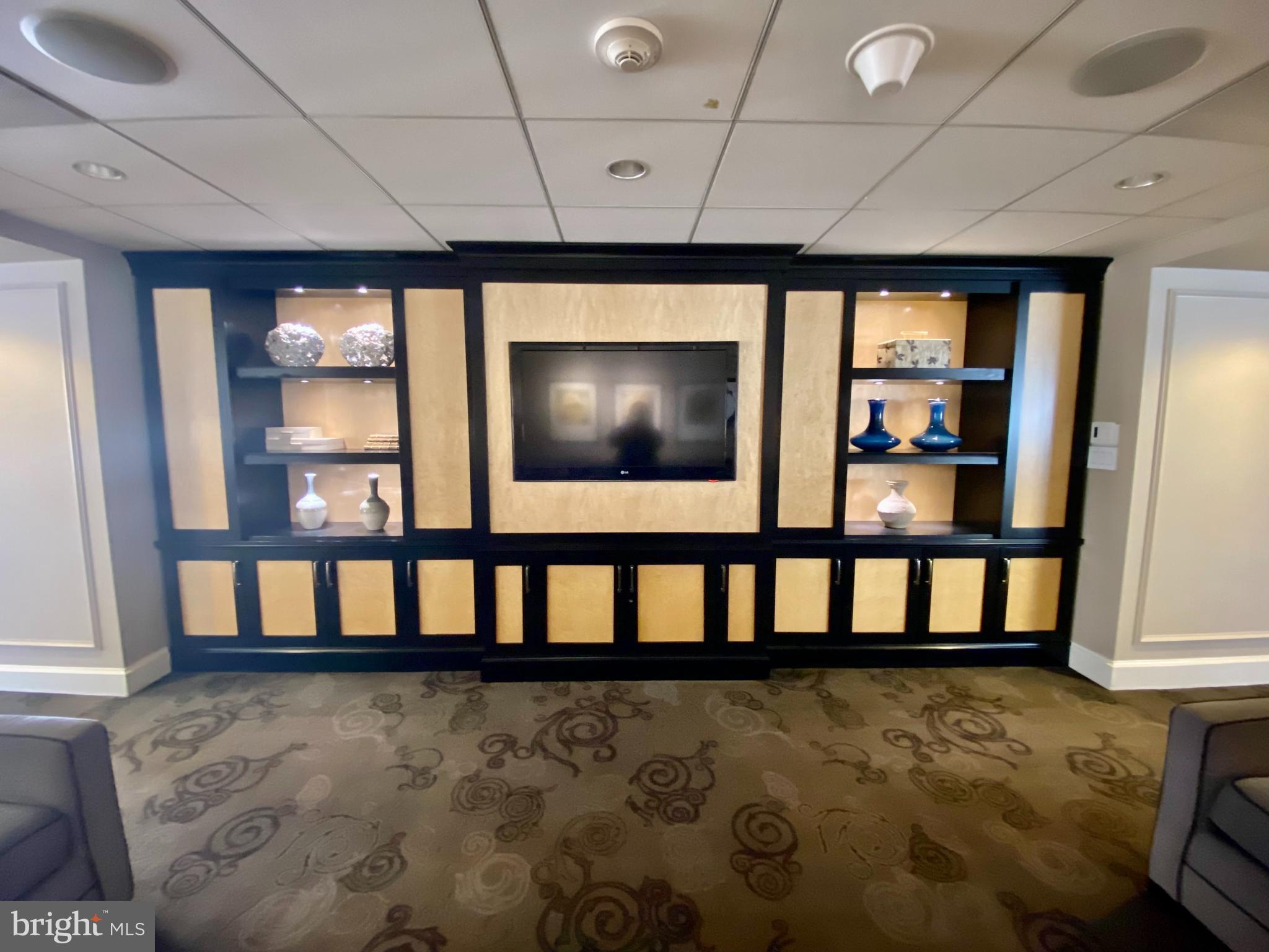 THE ELIZABETH - Residential Lease