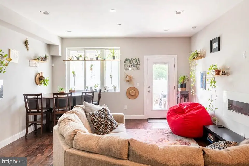 Philadelphia, Pennsylvania 19130, United States, 3 Bedrooms Bedrooms, ,3 BathroomsBathrooms,Residential,Active,127030