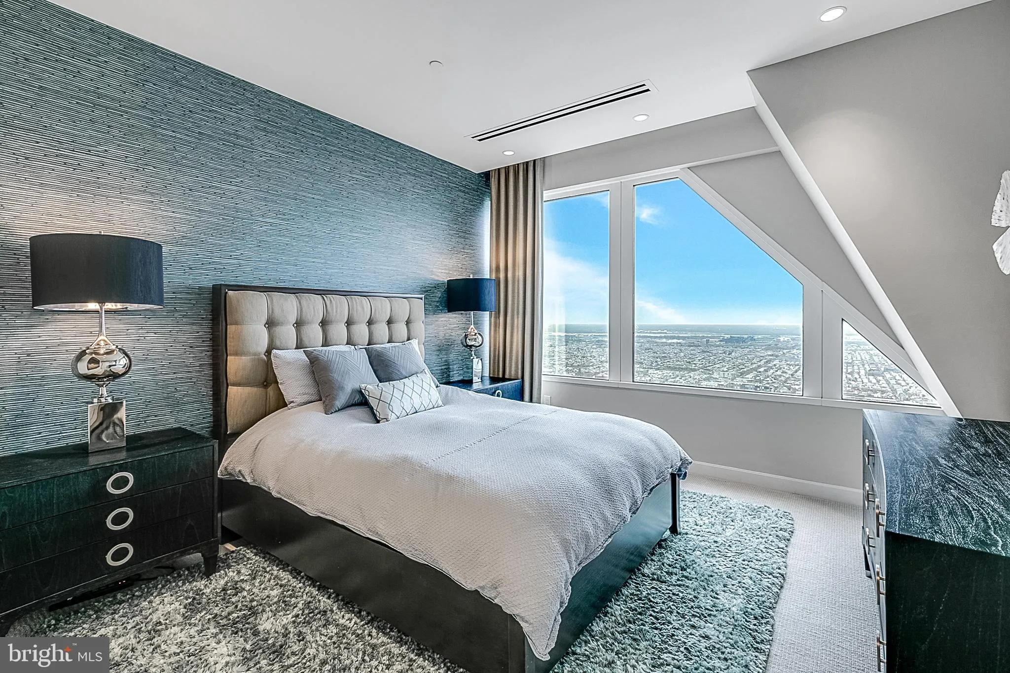 Philadelphia, Pennsylvania 19102, United States, 3 Bedrooms Bedrooms, ,5 BathroomsBathrooms,Residential,Active,222857