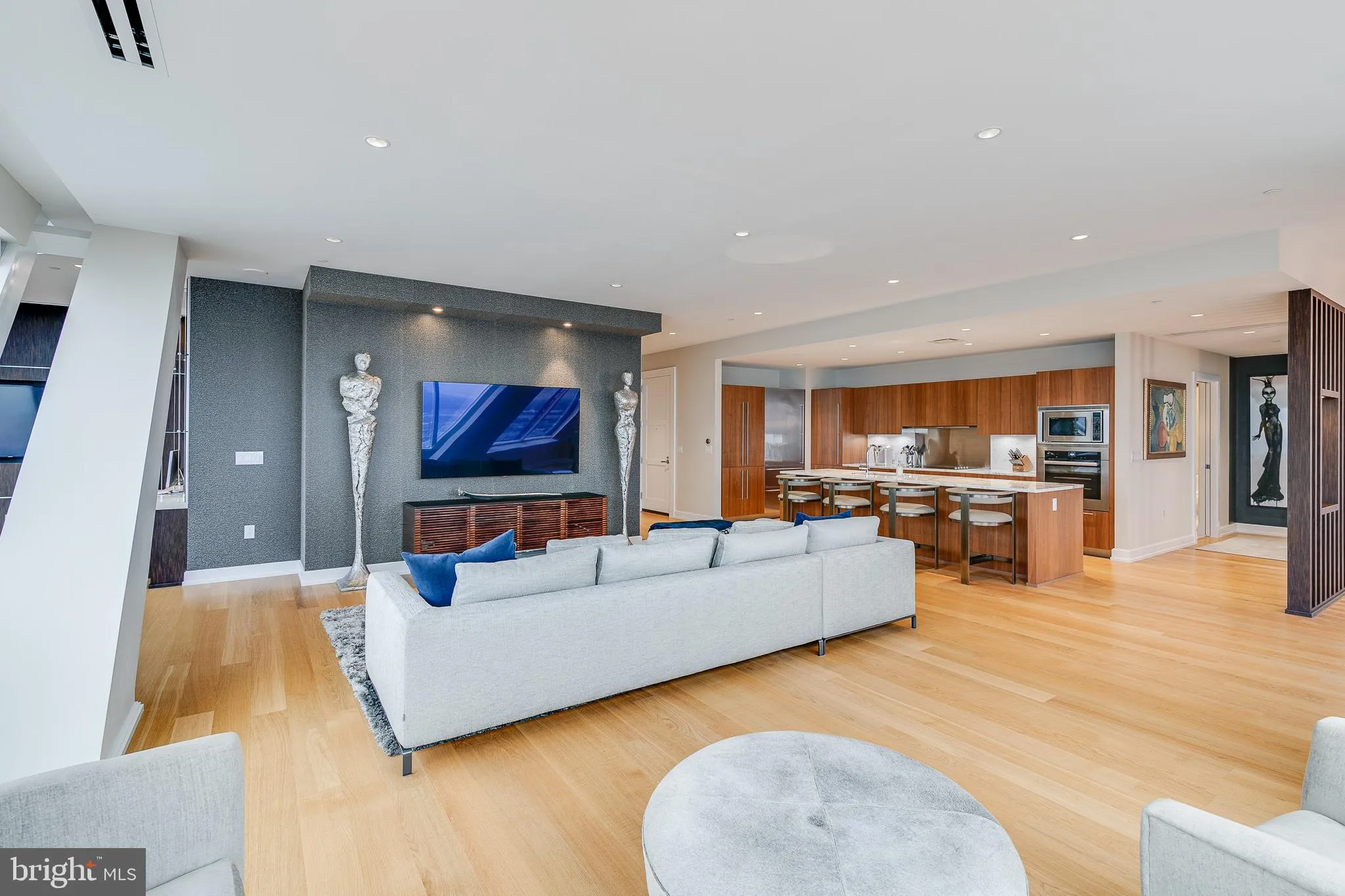 Philadelphia, Pennsylvania 19102, United States, 3 Bedrooms Bedrooms, ,5 BathroomsBathrooms,Residential,Active,222857