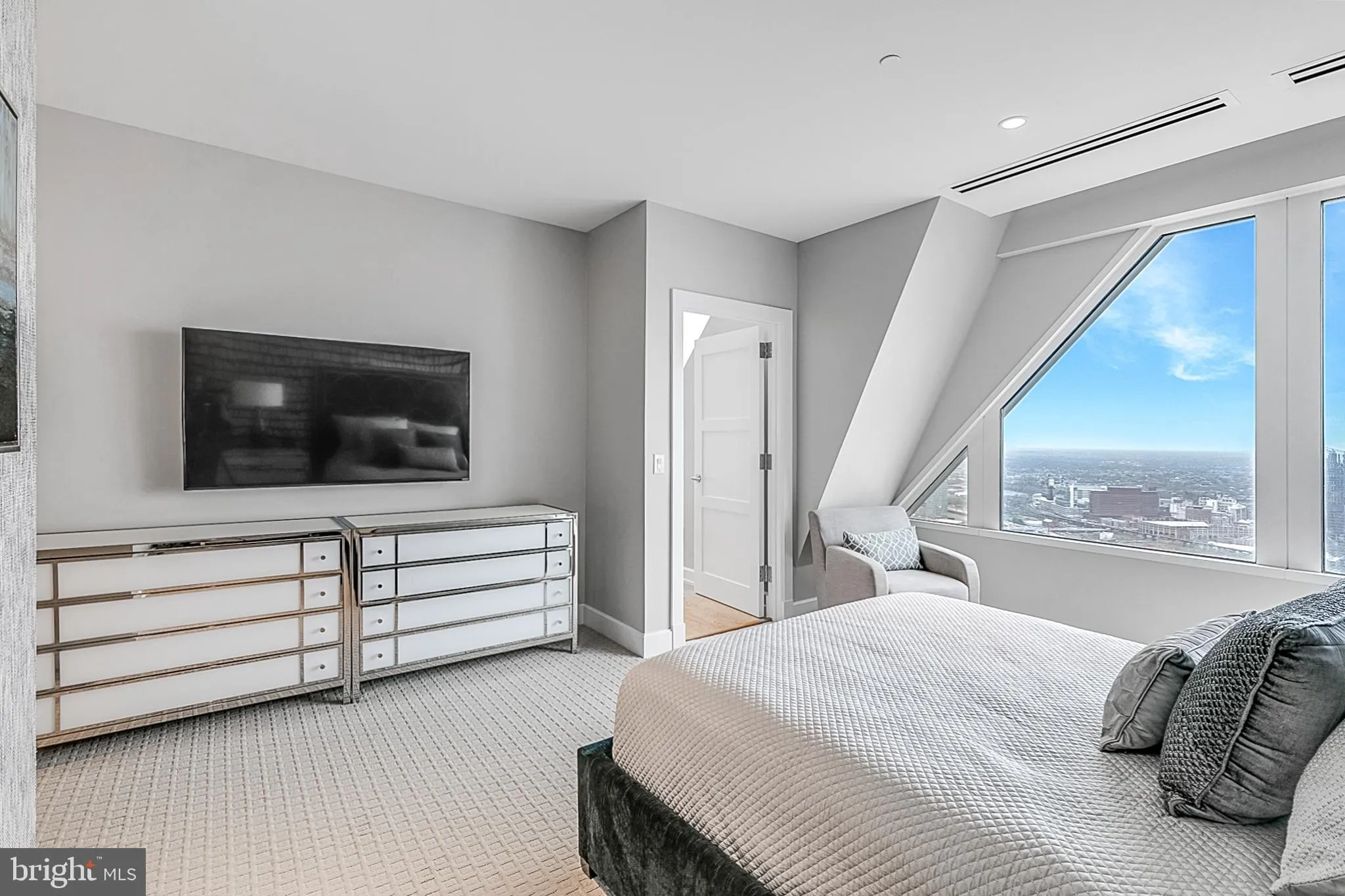 Philadelphia, Pennsylvania 19102, United States, 3 Bedrooms Bedrooms, ,5 BathroomsBathrooms,Residential,Active,222857