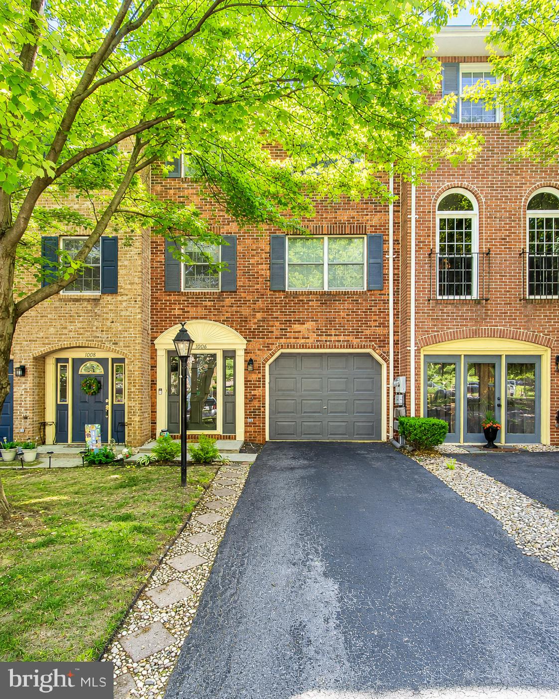 1006 LINDSAY LANE
