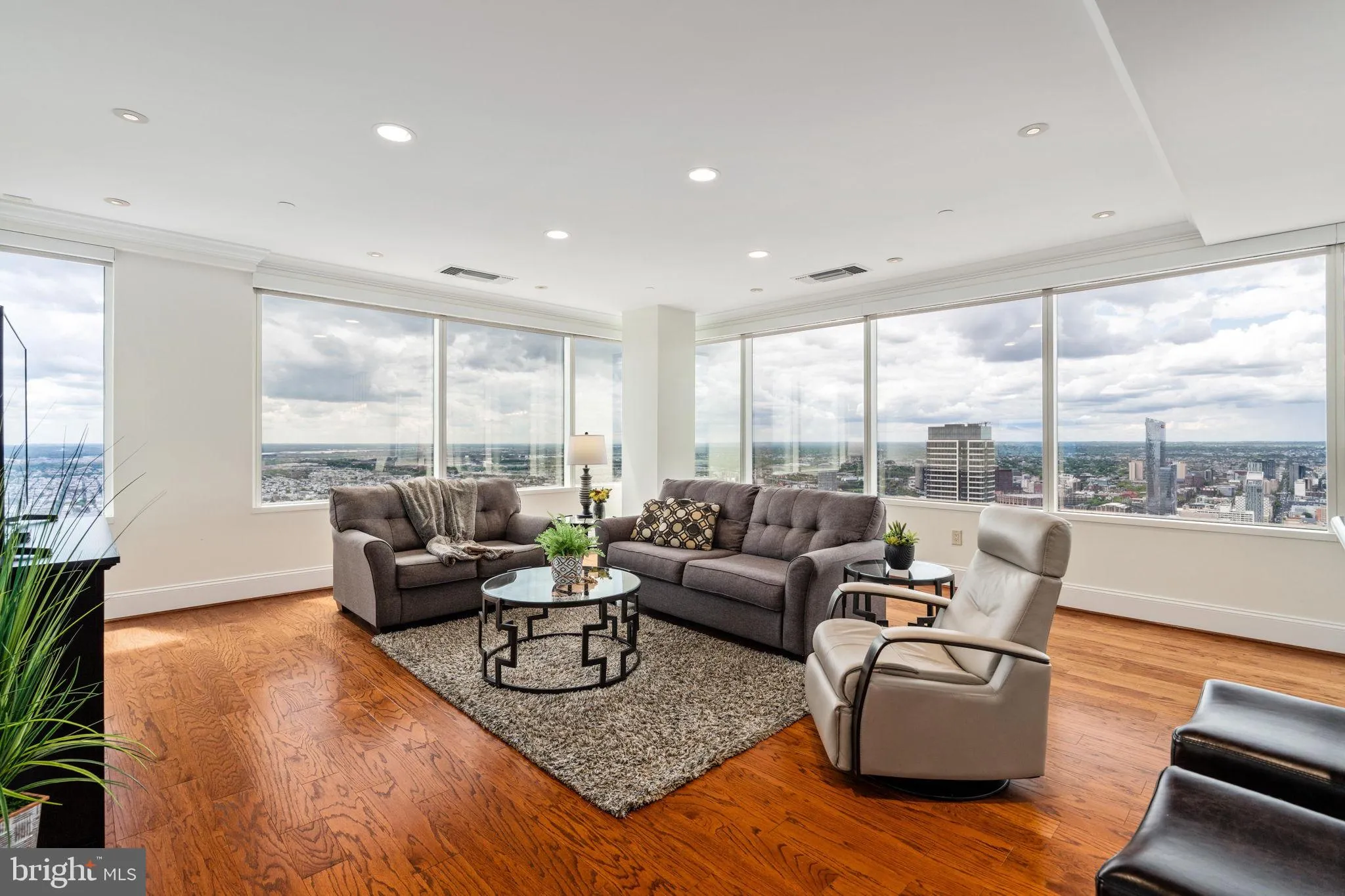 Philadelphia, Pennsylvania 19102, United States, 2 Bedrooms Bedrooms, ,3 BathroomsBathrooms,Residential,Active,92963