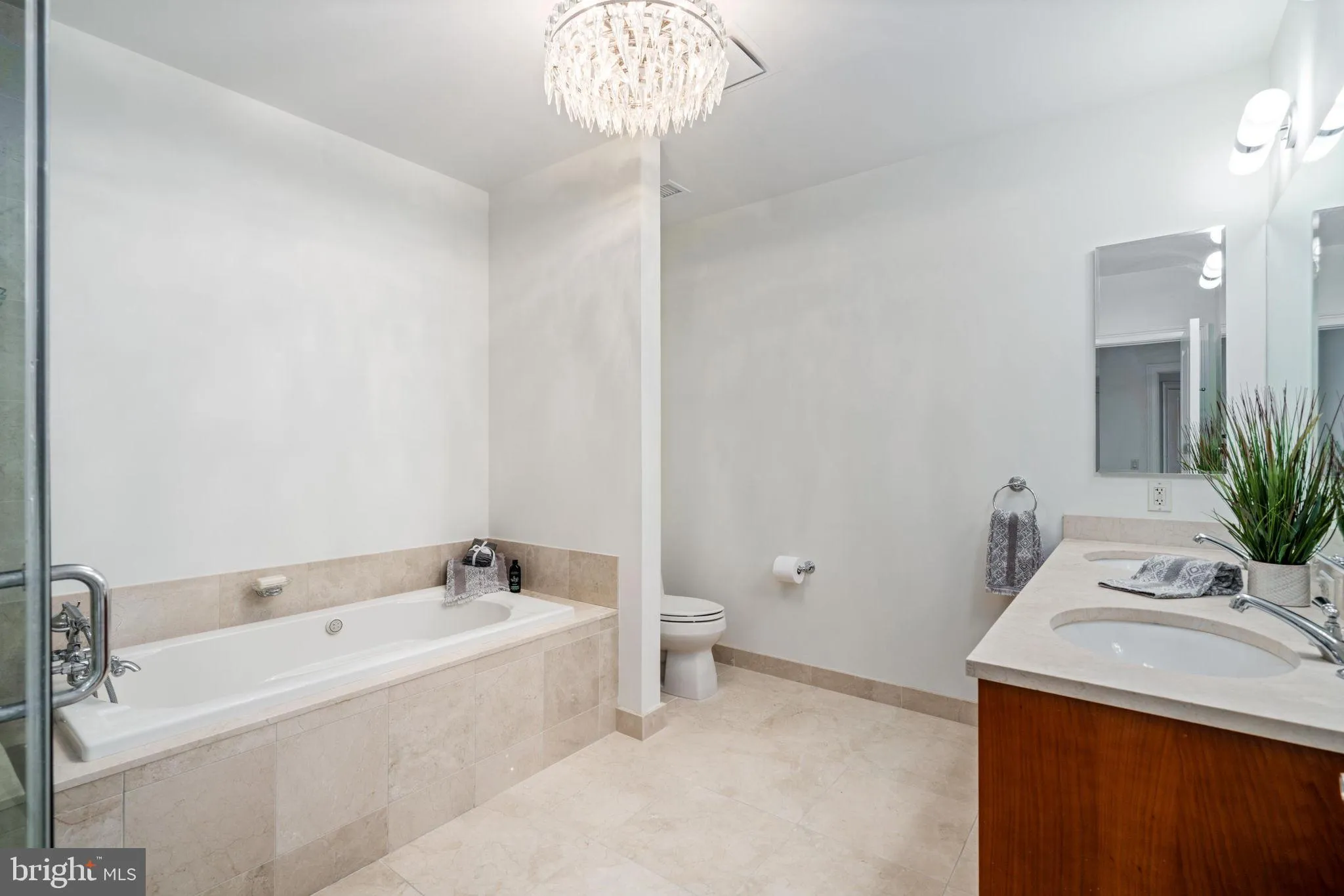 Philadelphia, Pennsylvania 19102, United States, 2 Bedrooms Bedrooms, ,3 BathroomsBathrooms,Residential,Active,92963