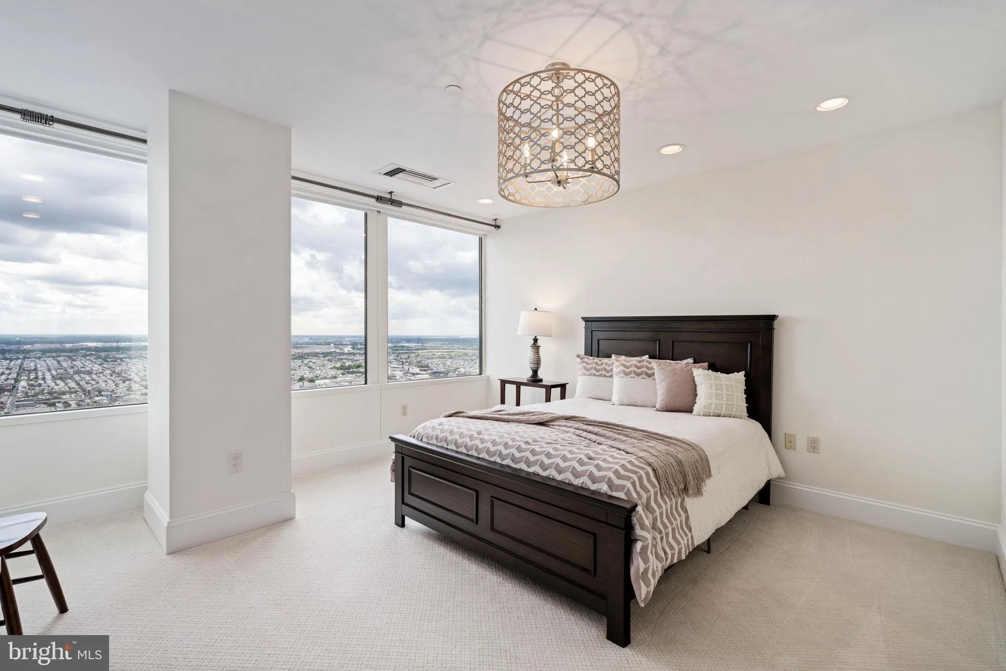 Philadelphia, Pennsylvania 19102, United States, 2 Bedrooms Bedrooms, ,3 BathroomsBathrooms,Residential,Active,92963