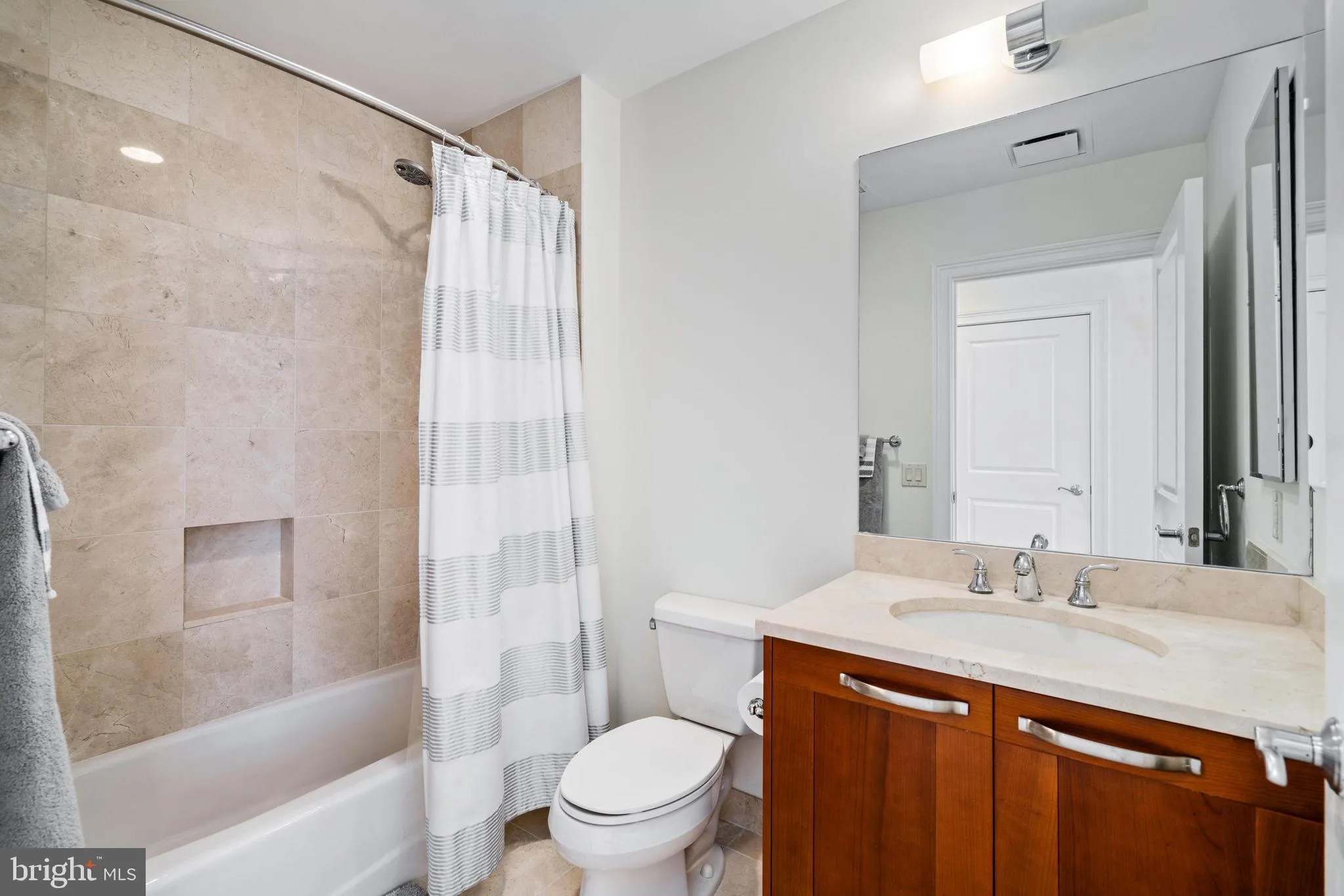 Philadelphia, Pennsylvania 19102, United States, 2 Bedrooms Bedrooms, ,3 BathroomsBathrooms,Residential,Active,92963