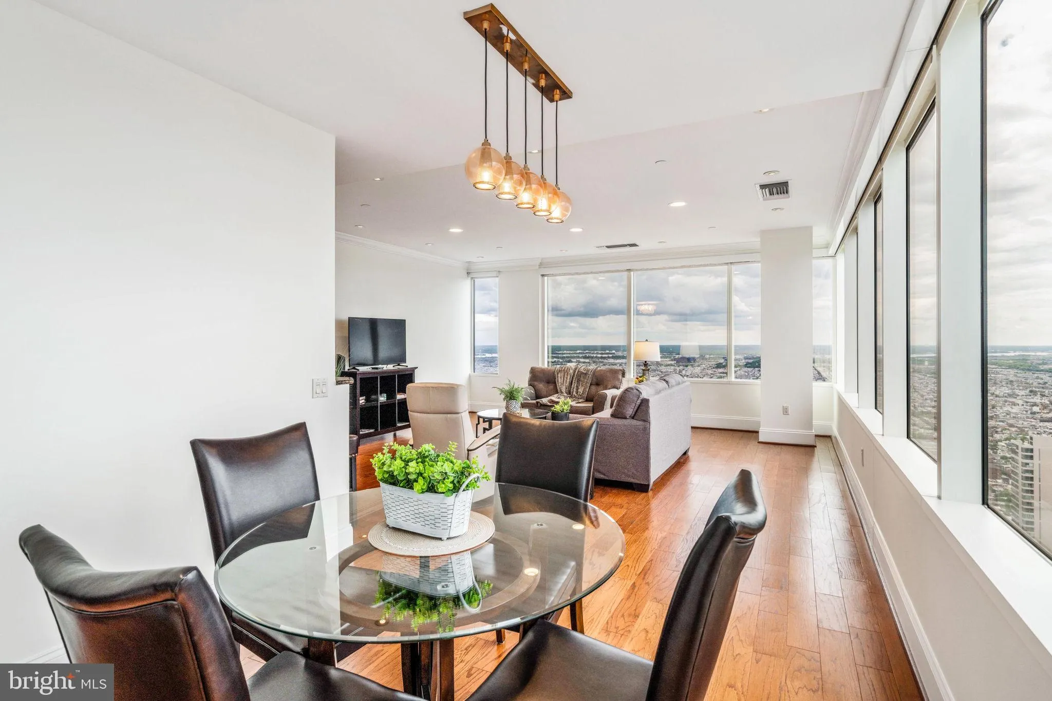 Philadelphia, Pennsylvania 19102, United States, 2 Bedrooms Bedrooms, ,3 BathroomsBathrooms,Residential,Active,92963