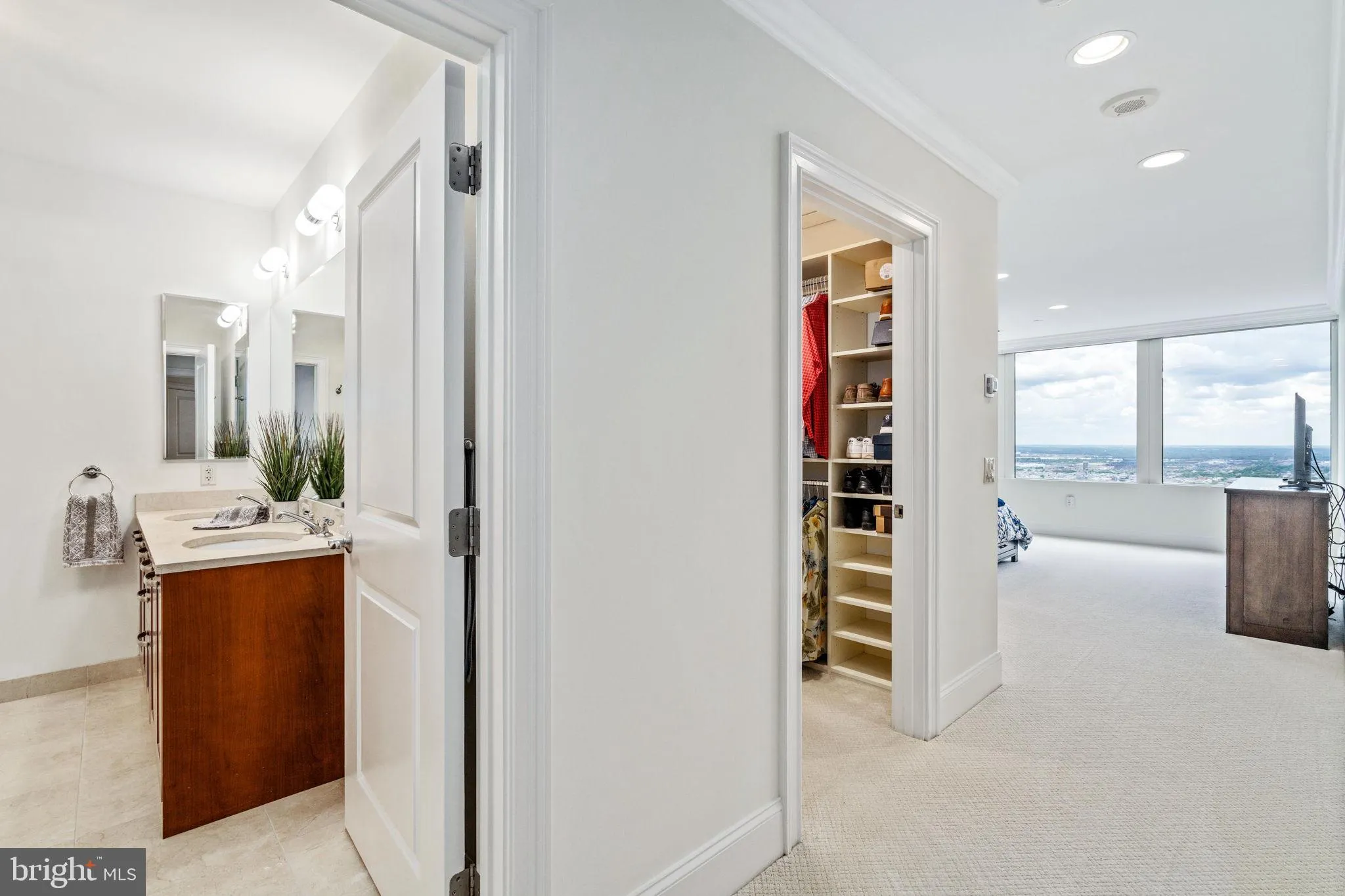 Philadelphia, Pennsylvania 19102, United States, 2 Bedrooms Bedrooms, ,3 BathroomsBathrooms,Residential,Active,92963