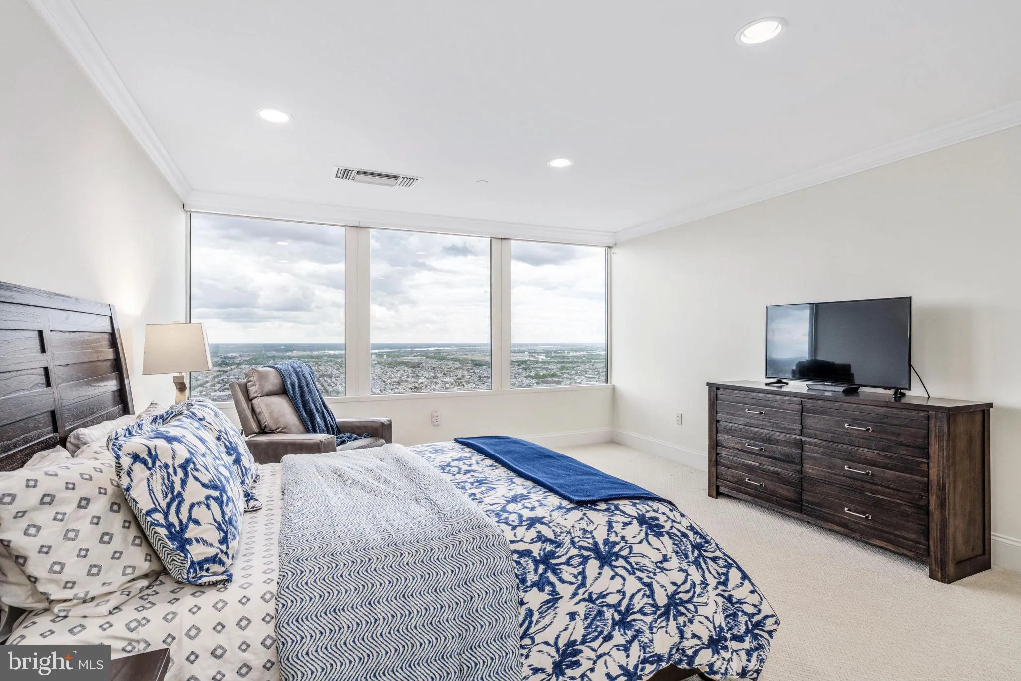 Philadelphia, Pennsylvania 19102, United States, 2 Bedrooms Bedrooms, ,3 BathroomsBathrooms,Residential,Active,92963