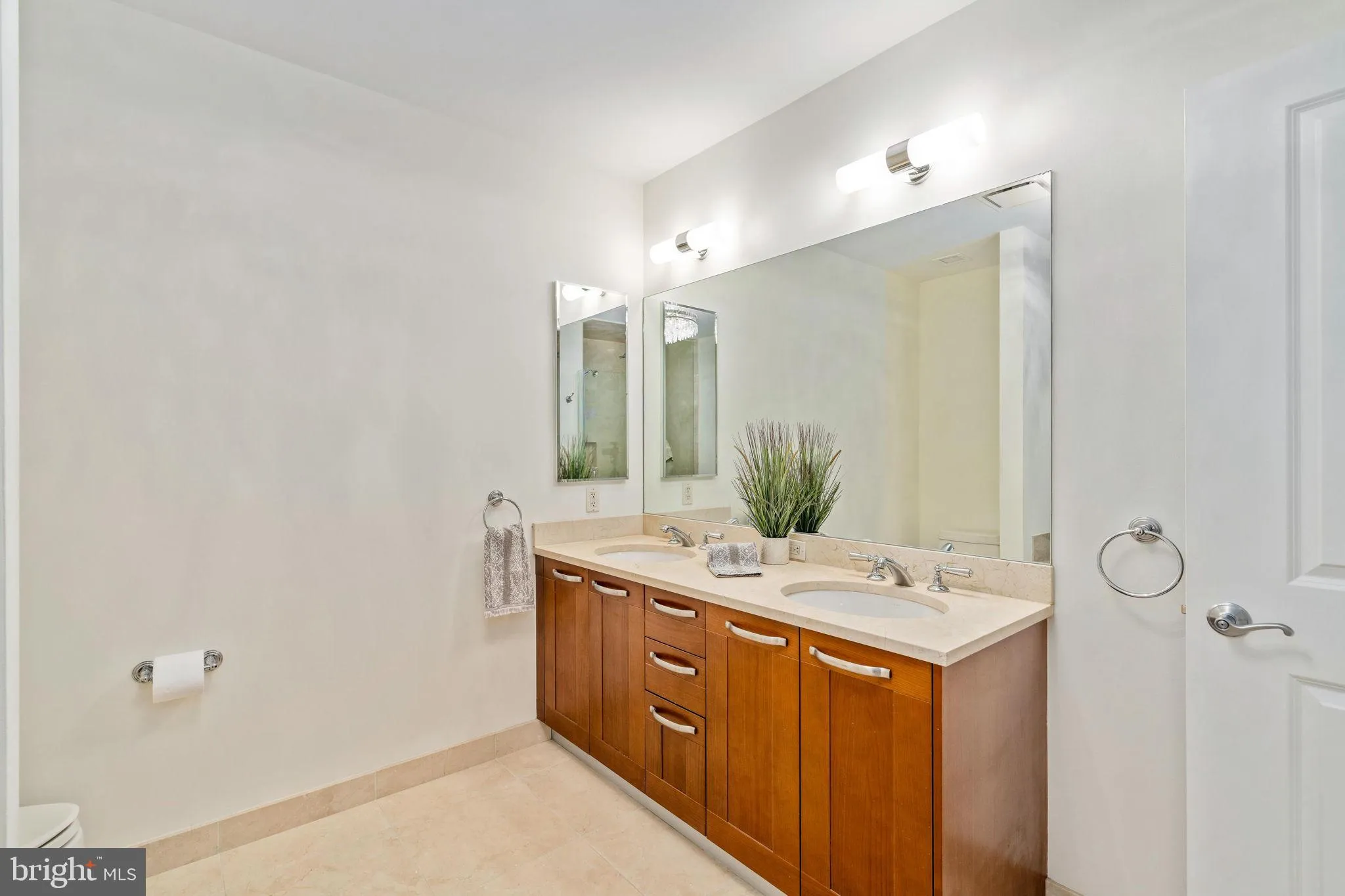 Philadelphia, Pennsylvania 19102, United States, 2 Bedrooms Bedrooms, ,3 BathroomsBathrooms,Residential,Active,92963