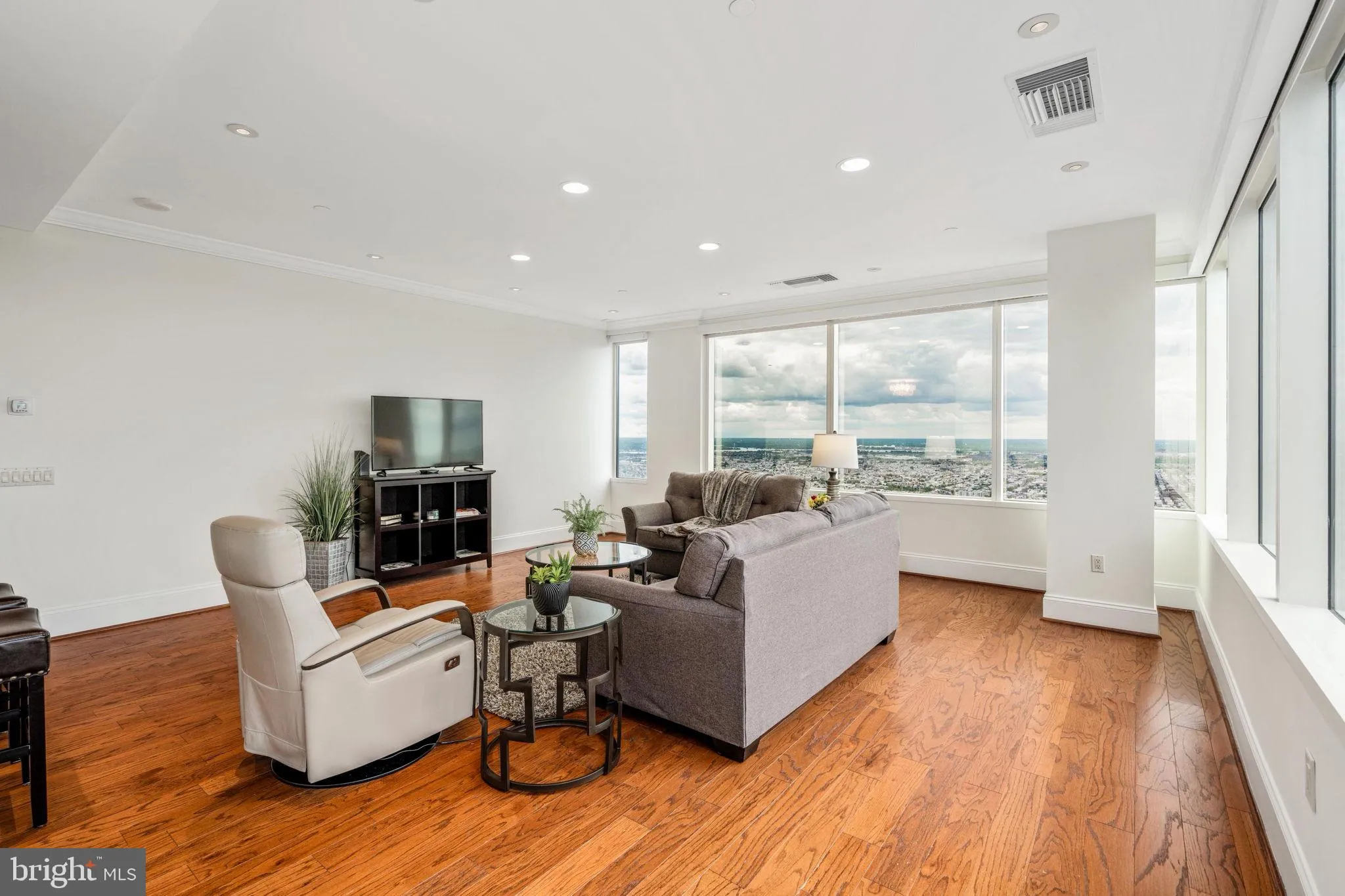 Philadelphia, Pennsylvania 19102, United States, 2 Bedrooms Bedrooms, ,3 BathroomsBathrooms,Residential,Active,92963