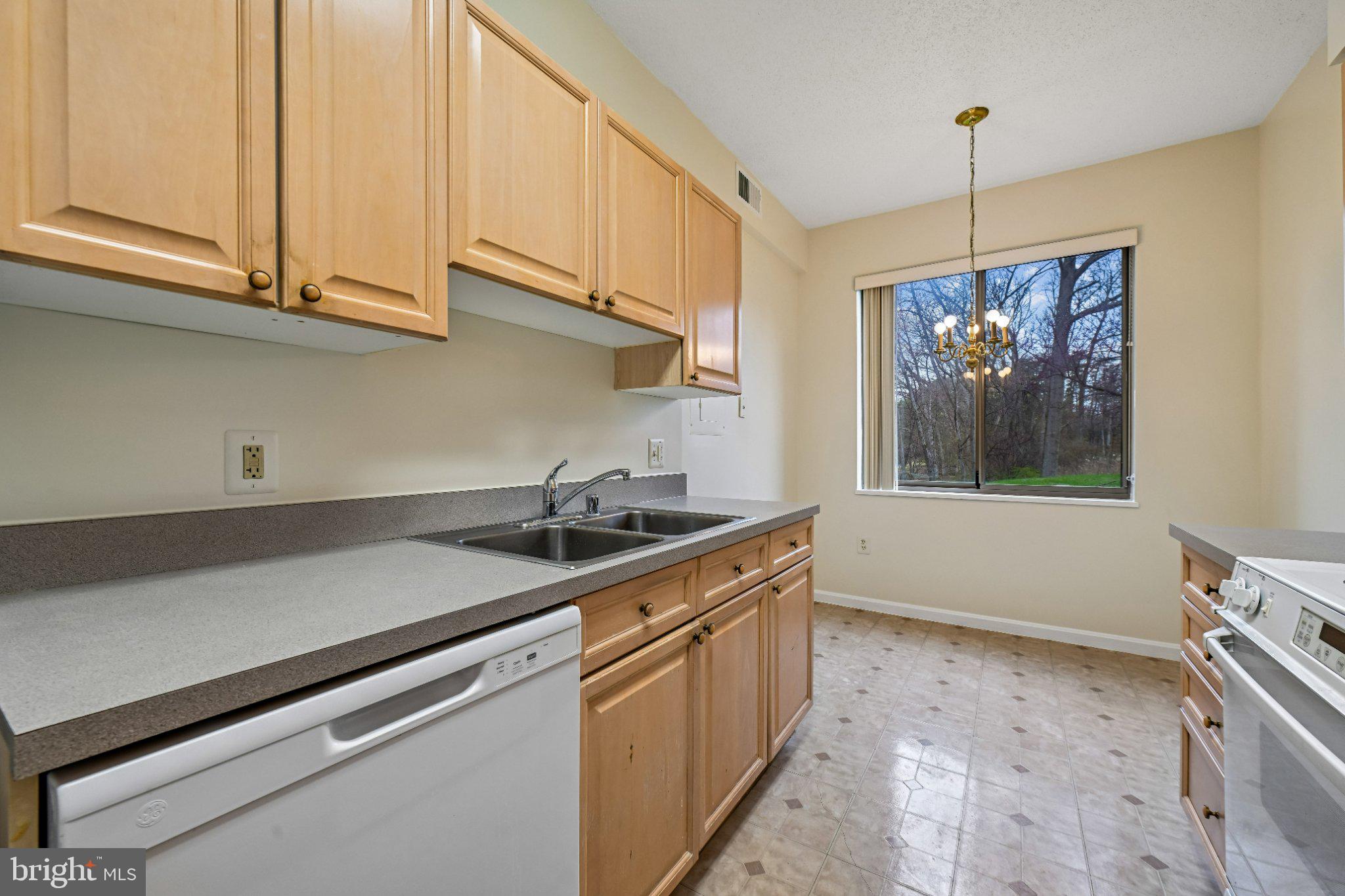 TURNBERRY COURTS AT LEIS - Residential