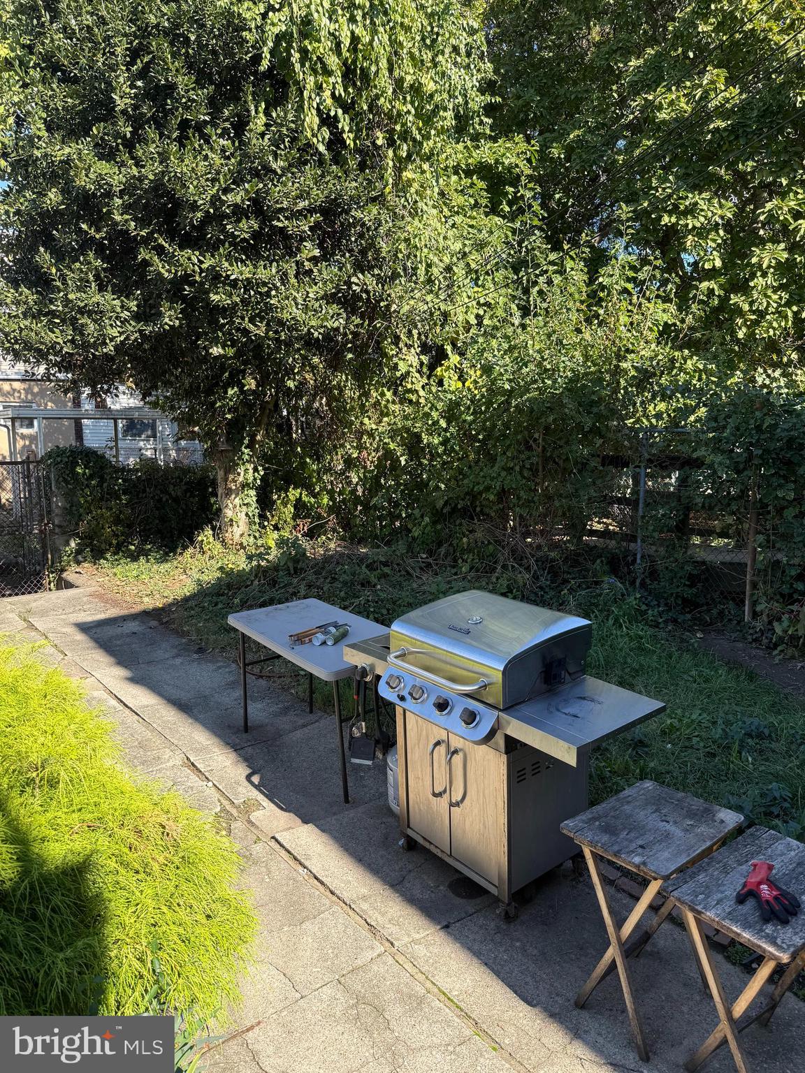 2347 W HAGERT STREET