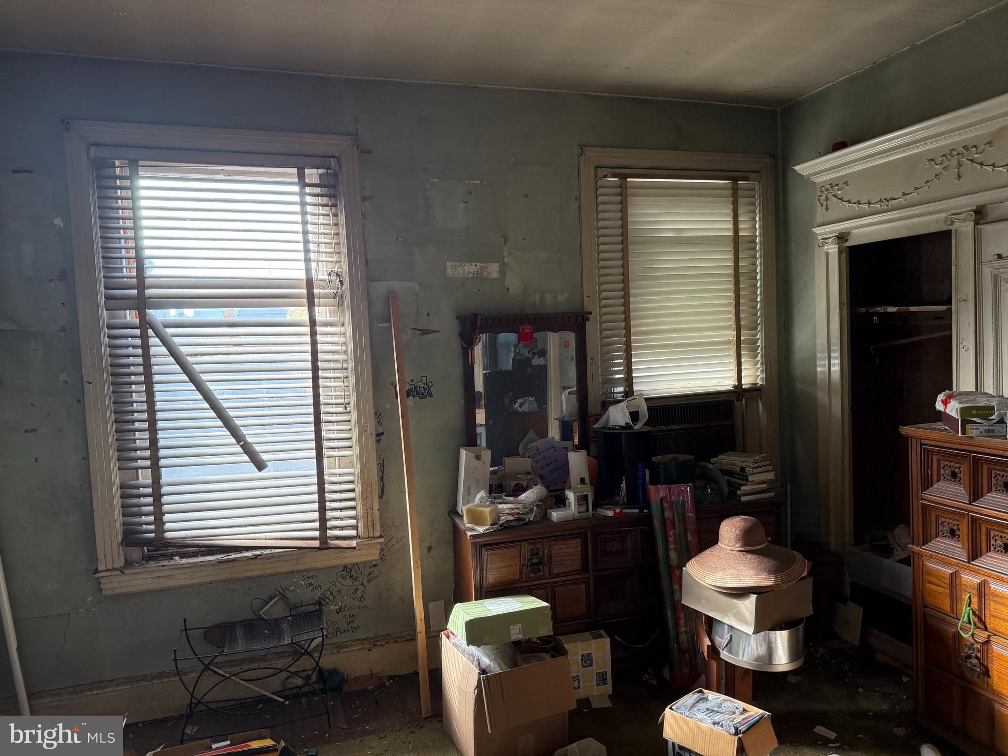 2347 W HAGERT STREET