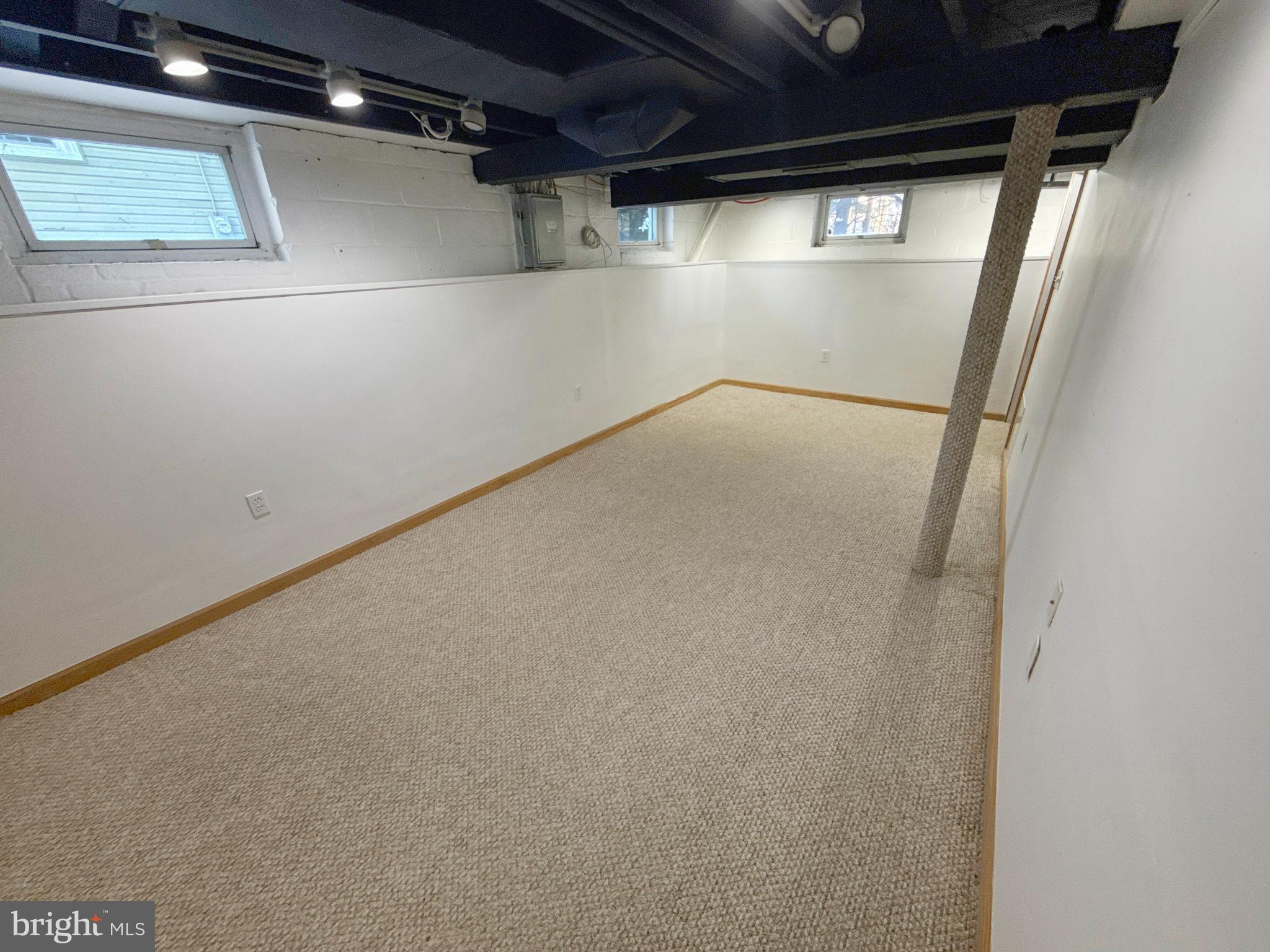 LARCHMONT SQ - Residential Lease