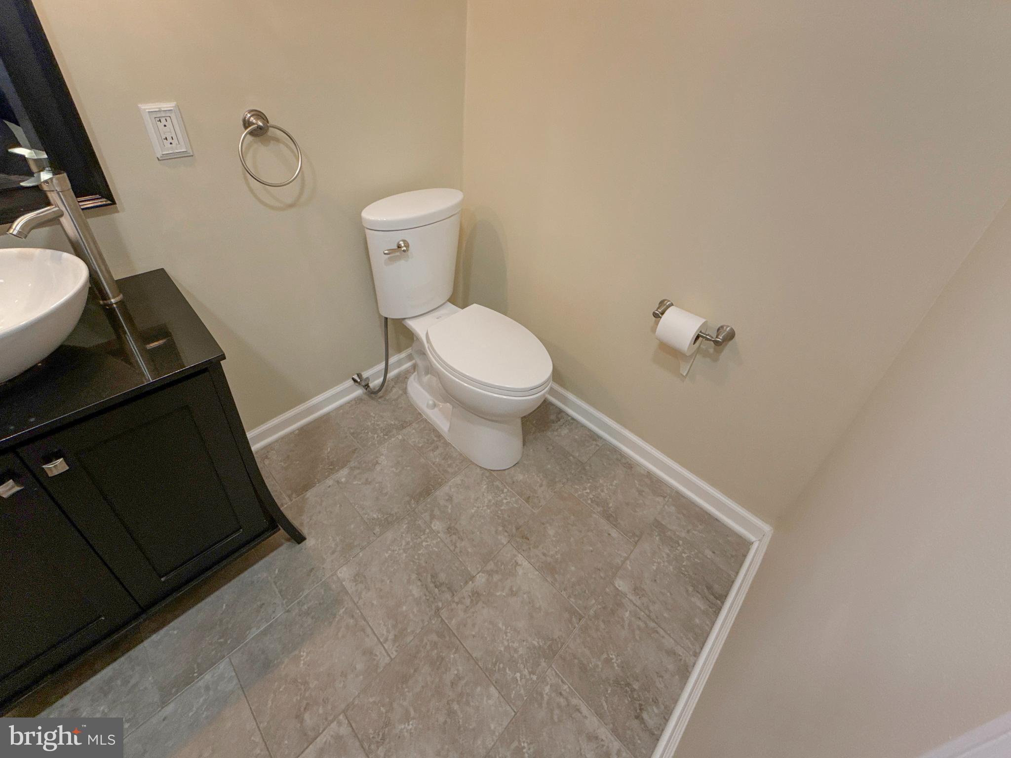 LARCHMONT SQ - Residential Lease