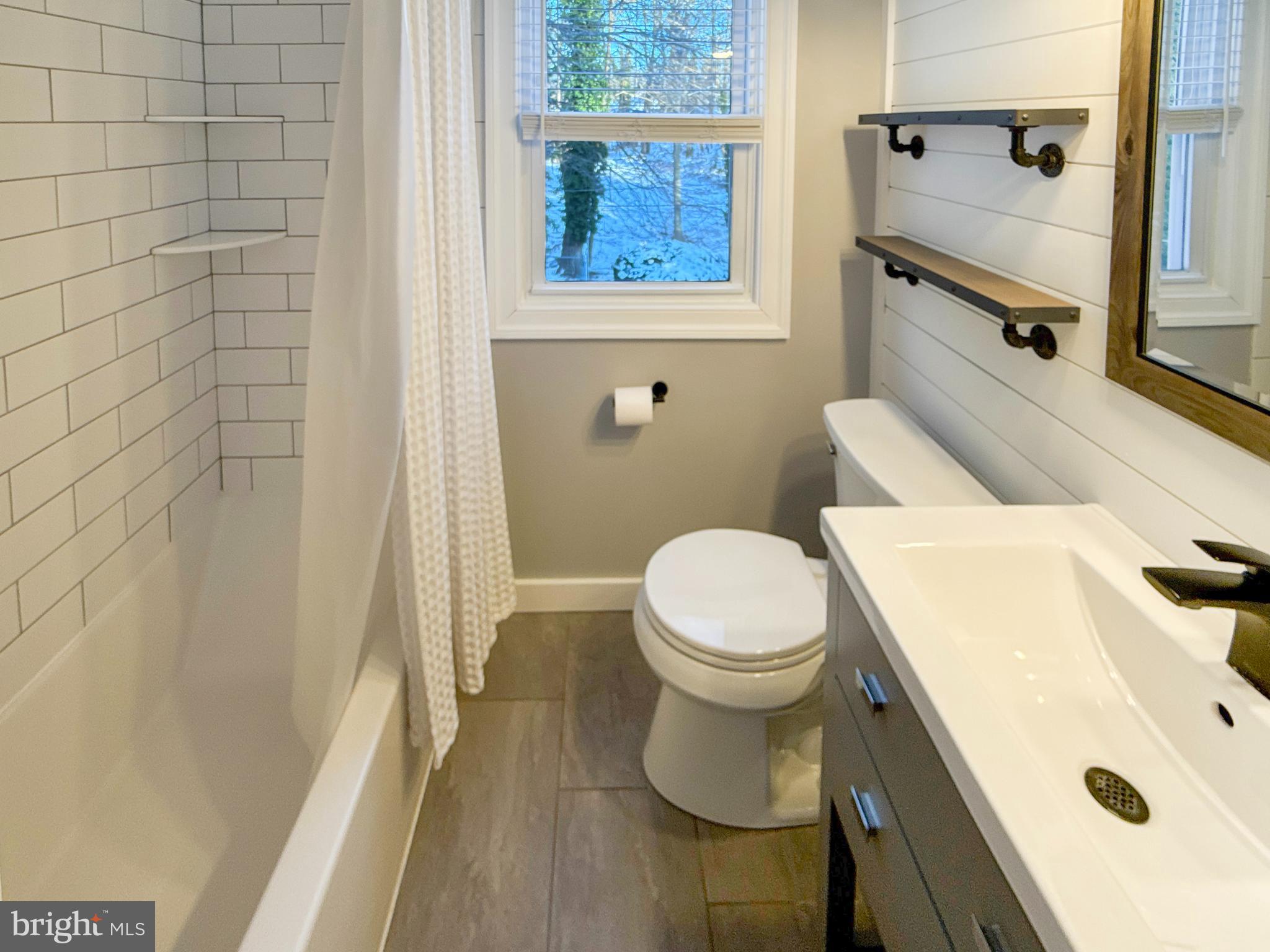 LARCHMONT SQ - Residential Lease