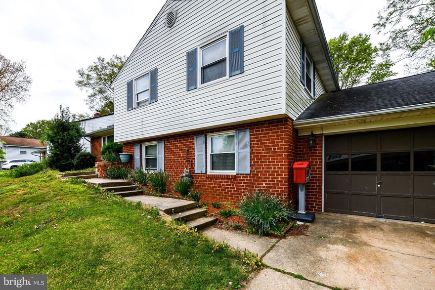 BRING YOUR IDEAS TO MAKE THIS PERFECT STARTER HOME YOUR OWN. 

THIS PROPERTY IS AN ALL BRICK MULTI-LEVEL SPLIT FOYER WITH TONS OF SPACE THAT SITS  ON AN ANCRE LOT.  THIS HOME IS BEING SOLD AS-IS AND PRICED ACCORDINGLY.