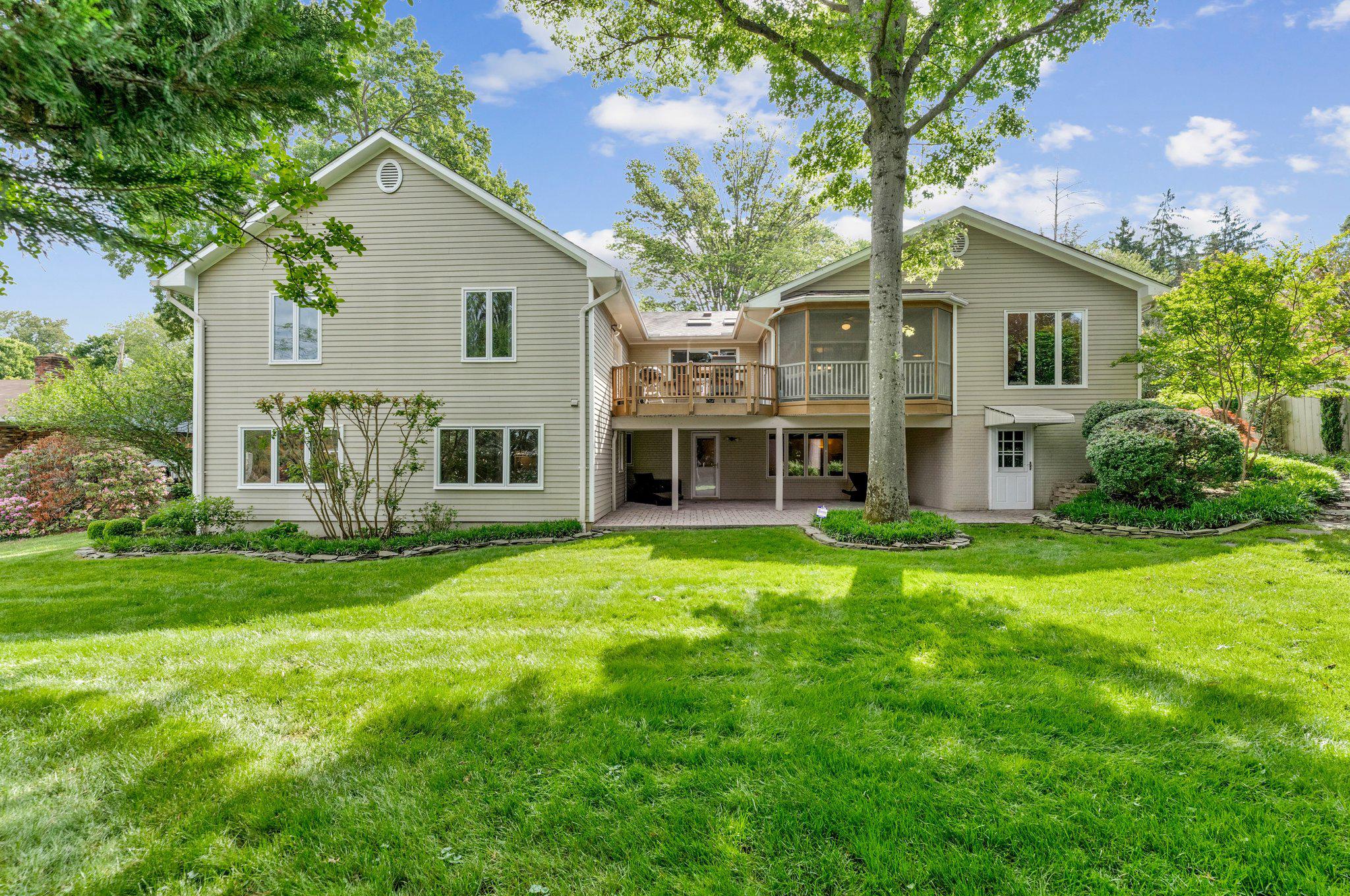 1102 CLOVER DRIVE