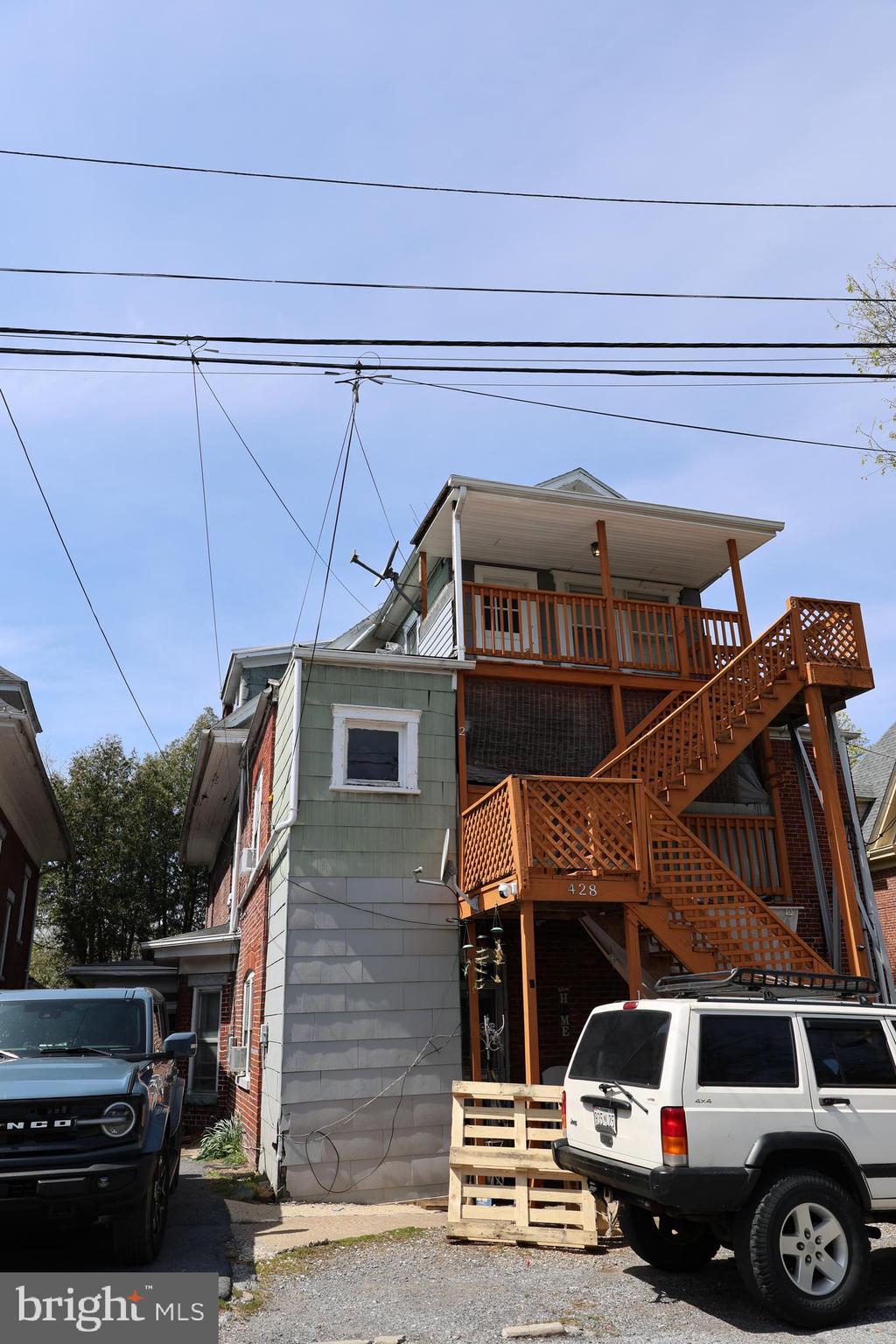 Main image without alt text