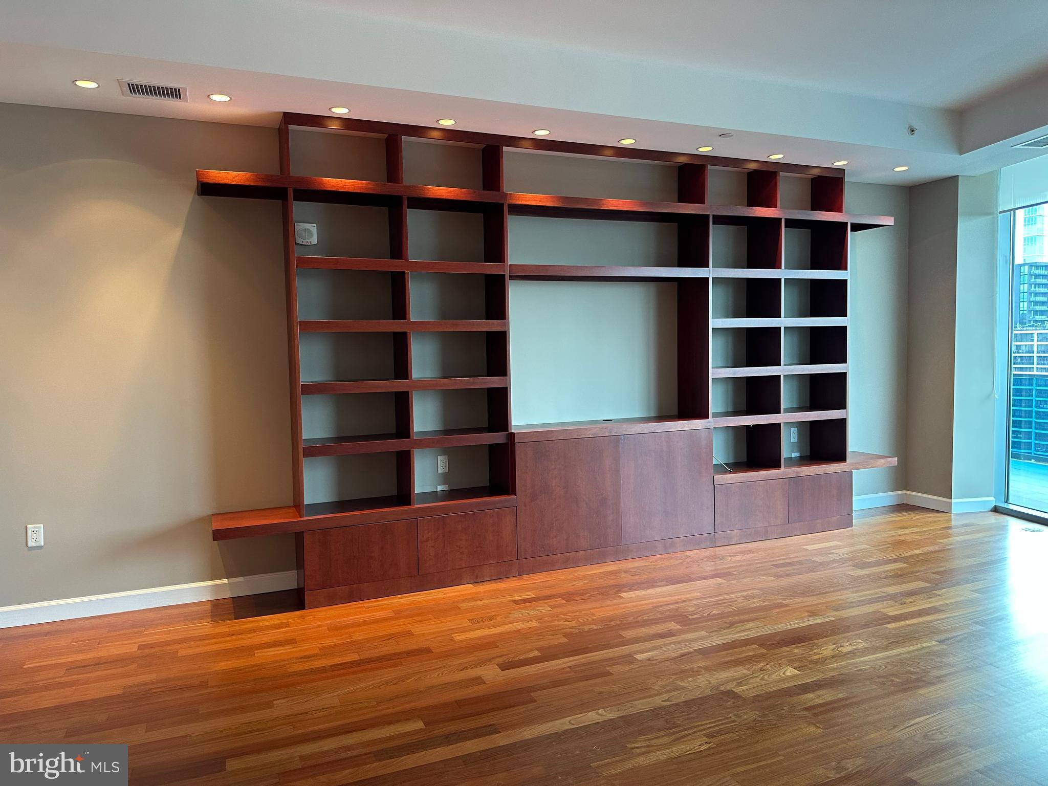 TURNBERRY TOWER - Residential