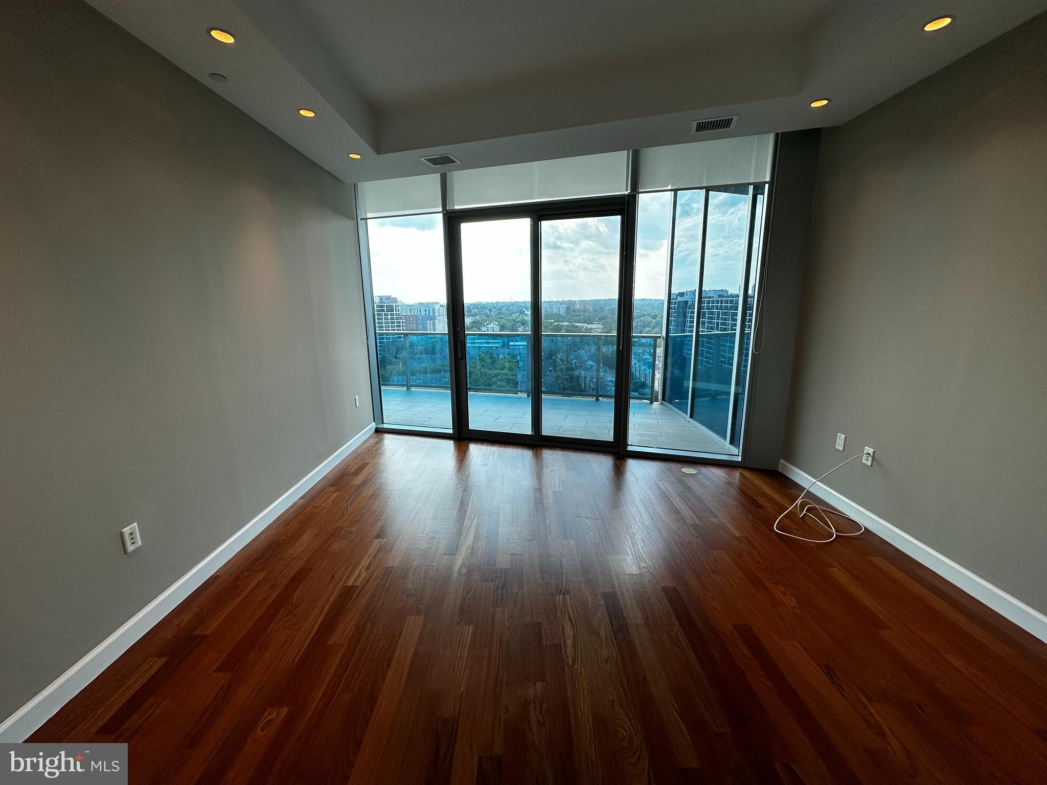 TURNBERRY TOWER - Residential