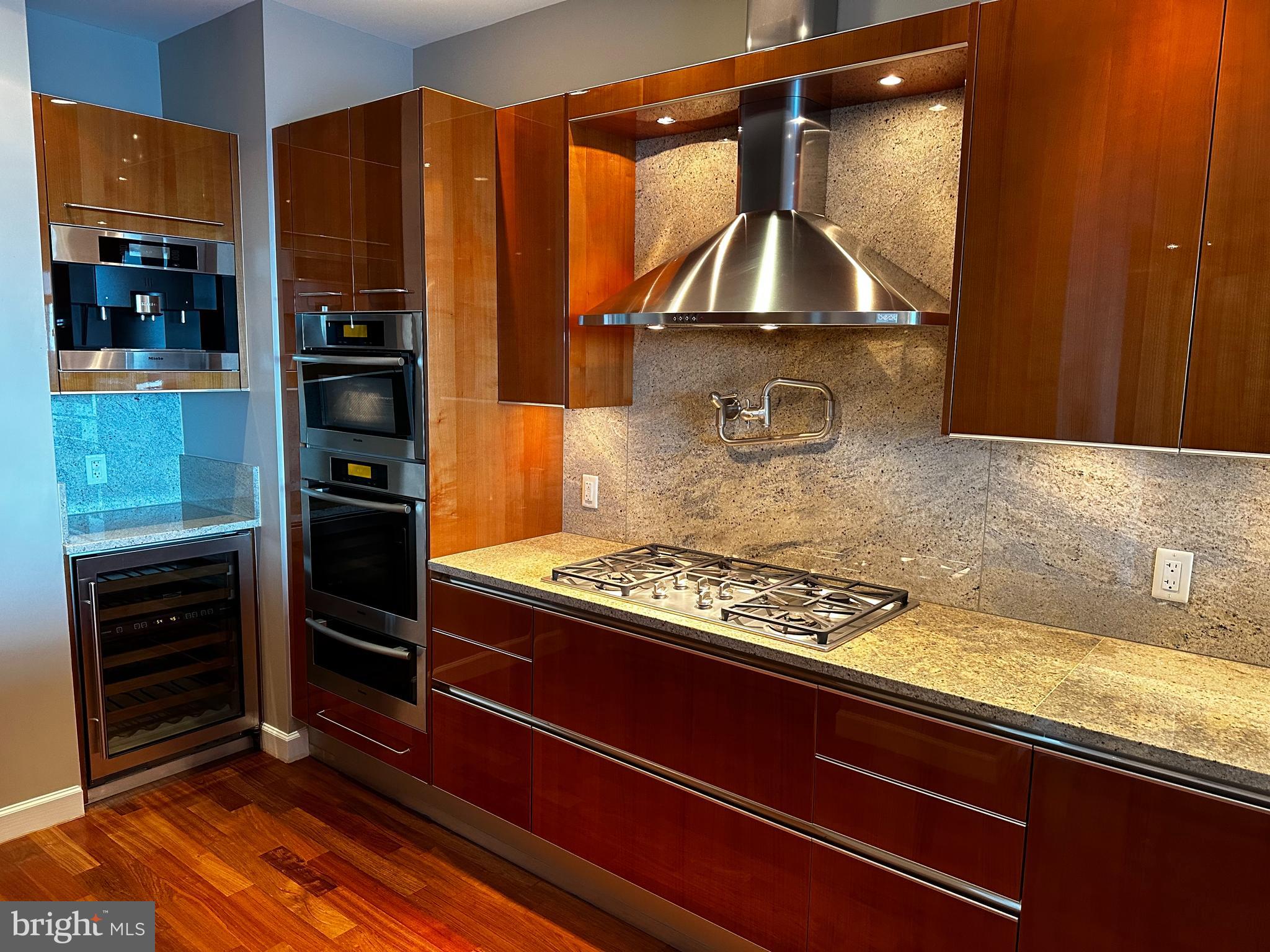 TURNBERRY TOWER - Residential