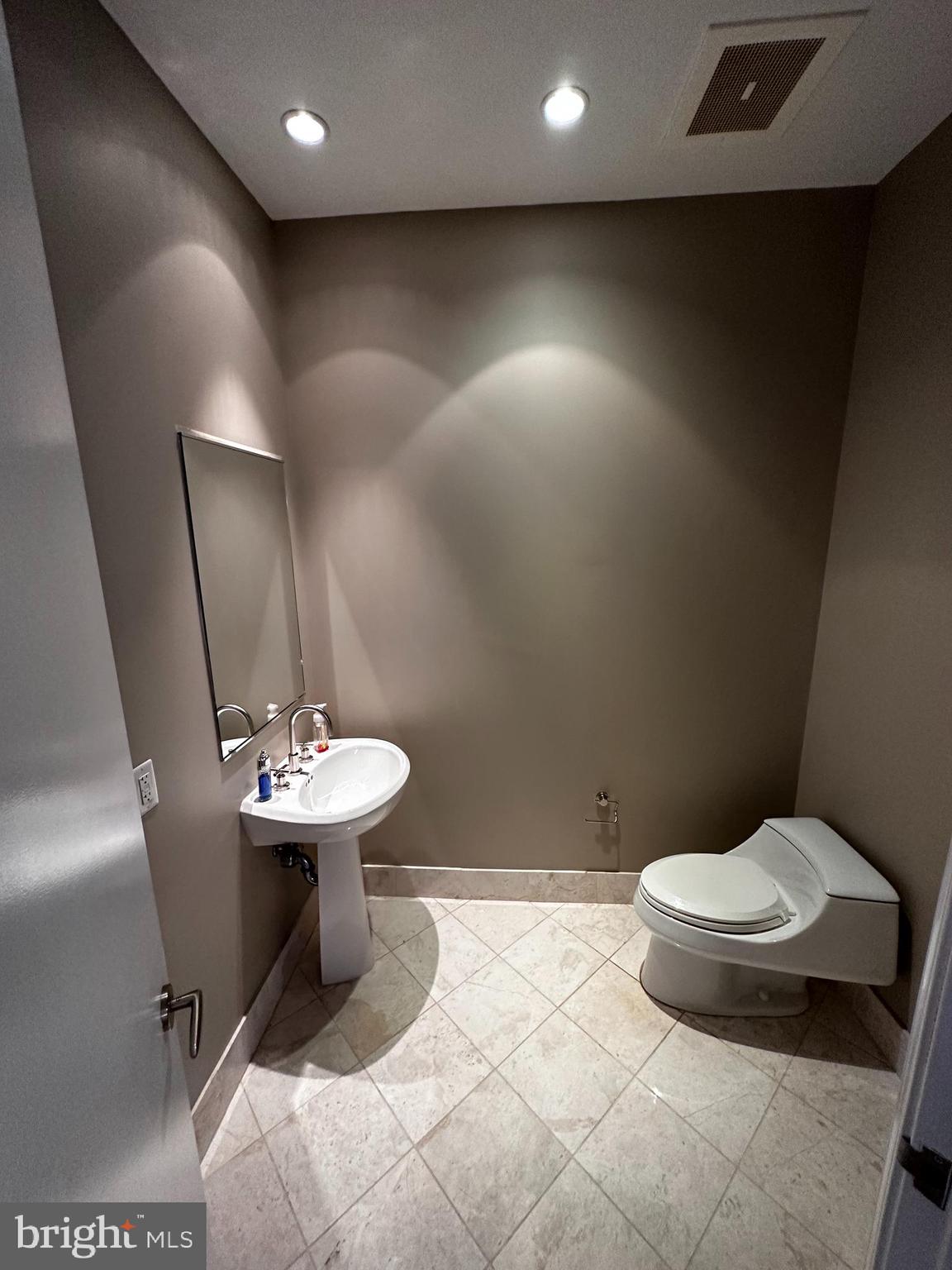 TURNBERRY TOWER - Residential