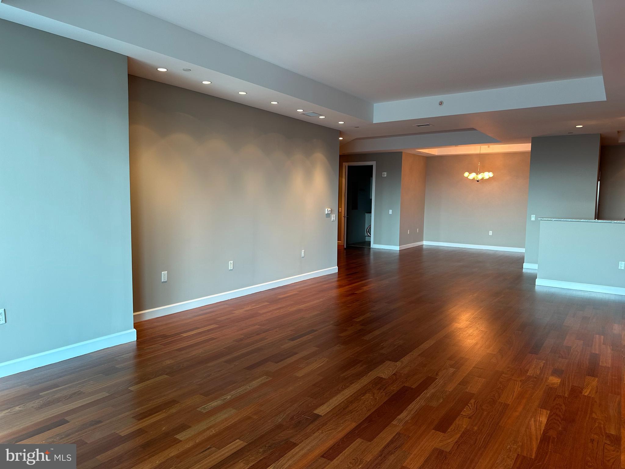 TURNBERRY TOWER - Residential