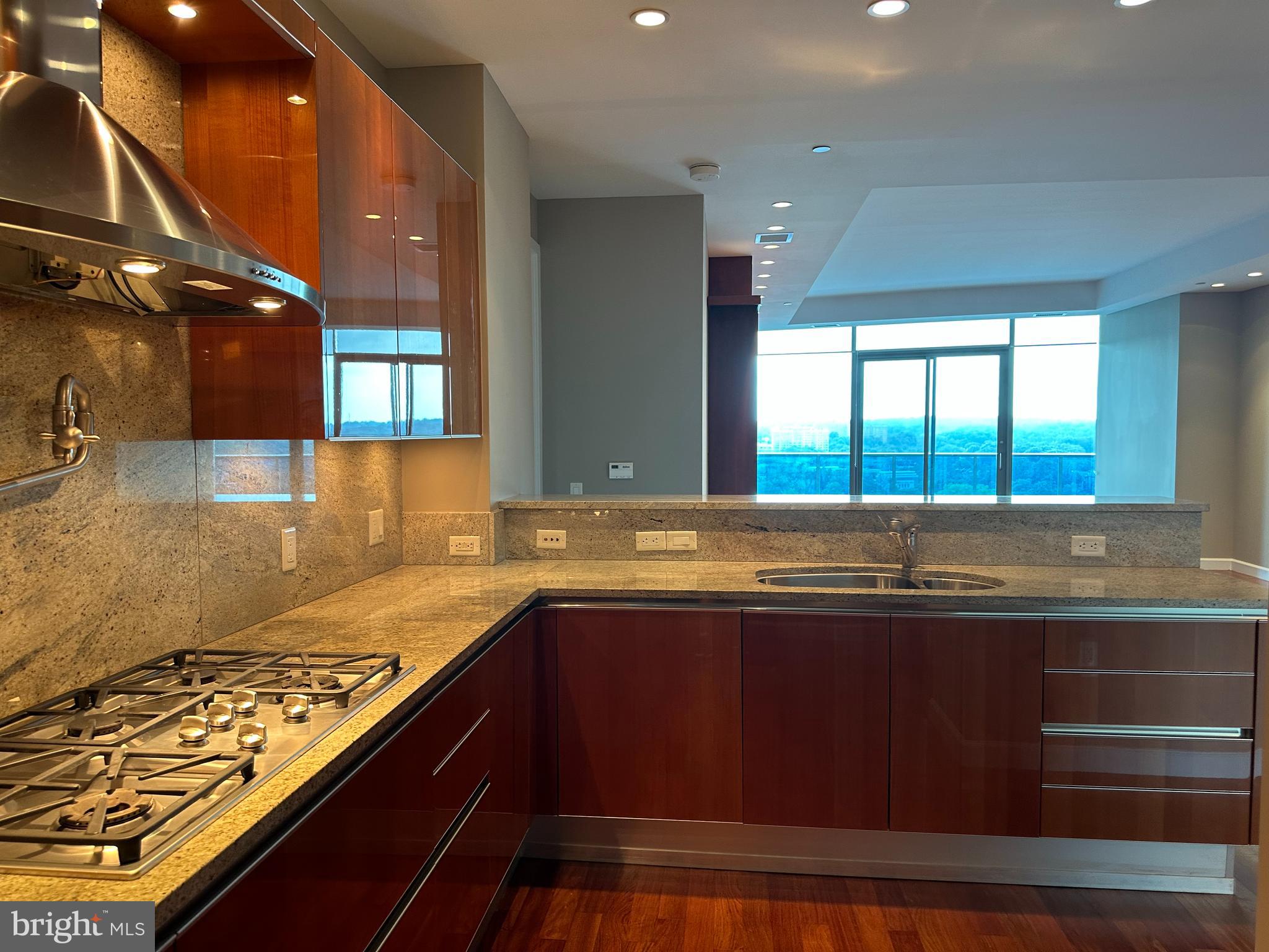 TURNBERRY TOWER - Residential